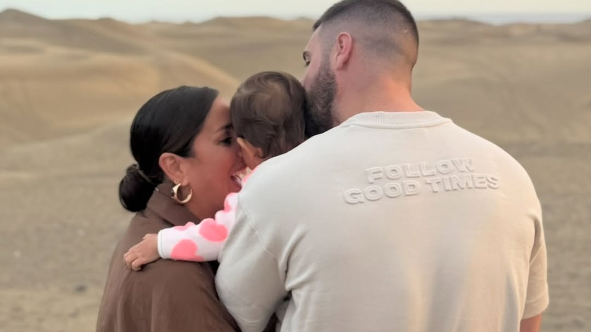 La tierna imagen de Anabel Pantoja junto a David Rodríguez y su hija Alma por el Día de Canarias