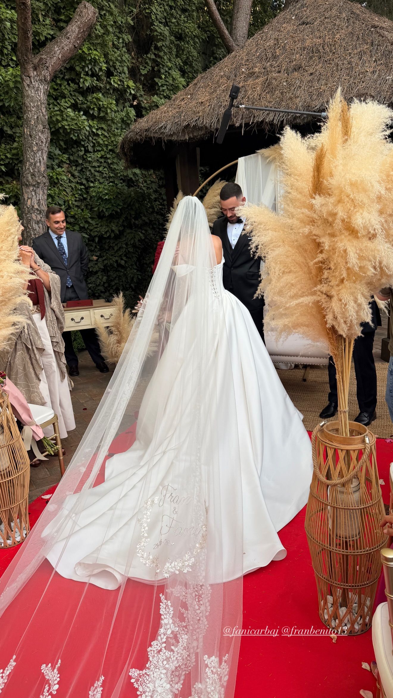 La vista trasera del vestido de novia de Fani Carbajo en su boda con Fran Benito
