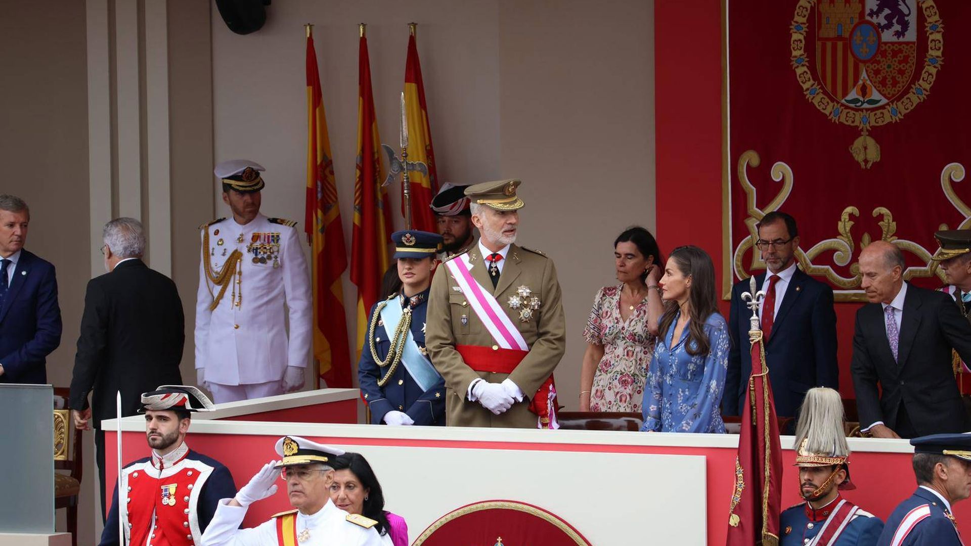 Los reyes Felipe VI y Letizia, junto a la princesa Leonor, en el desfile del Día de las Fuerzas Armadas en Vigo
