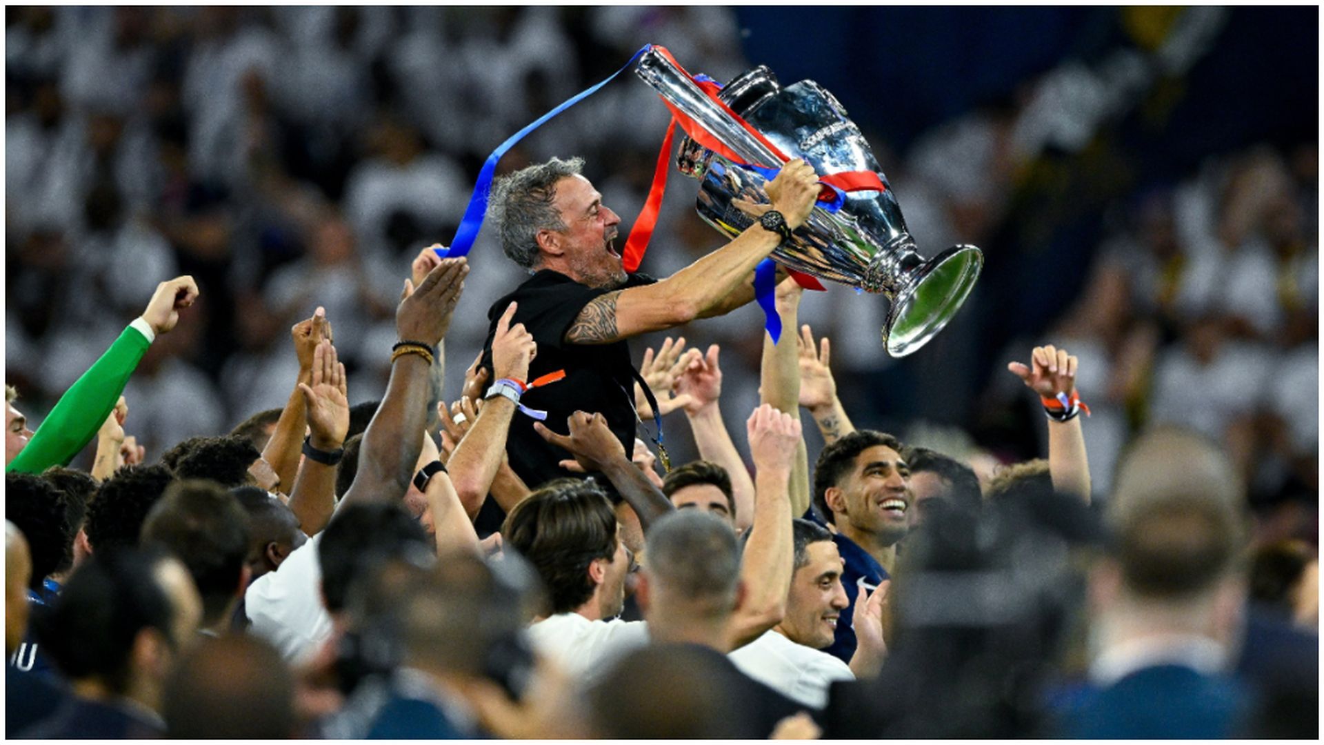 Luis Enrique levantando la segunda Champions consecutiva ante el Arsenal