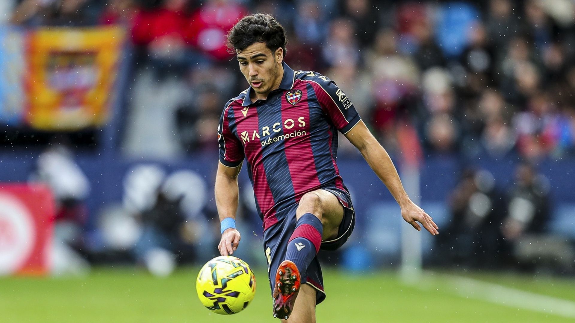 Manu Sánchez controlando un balón en un partido del Levante UD