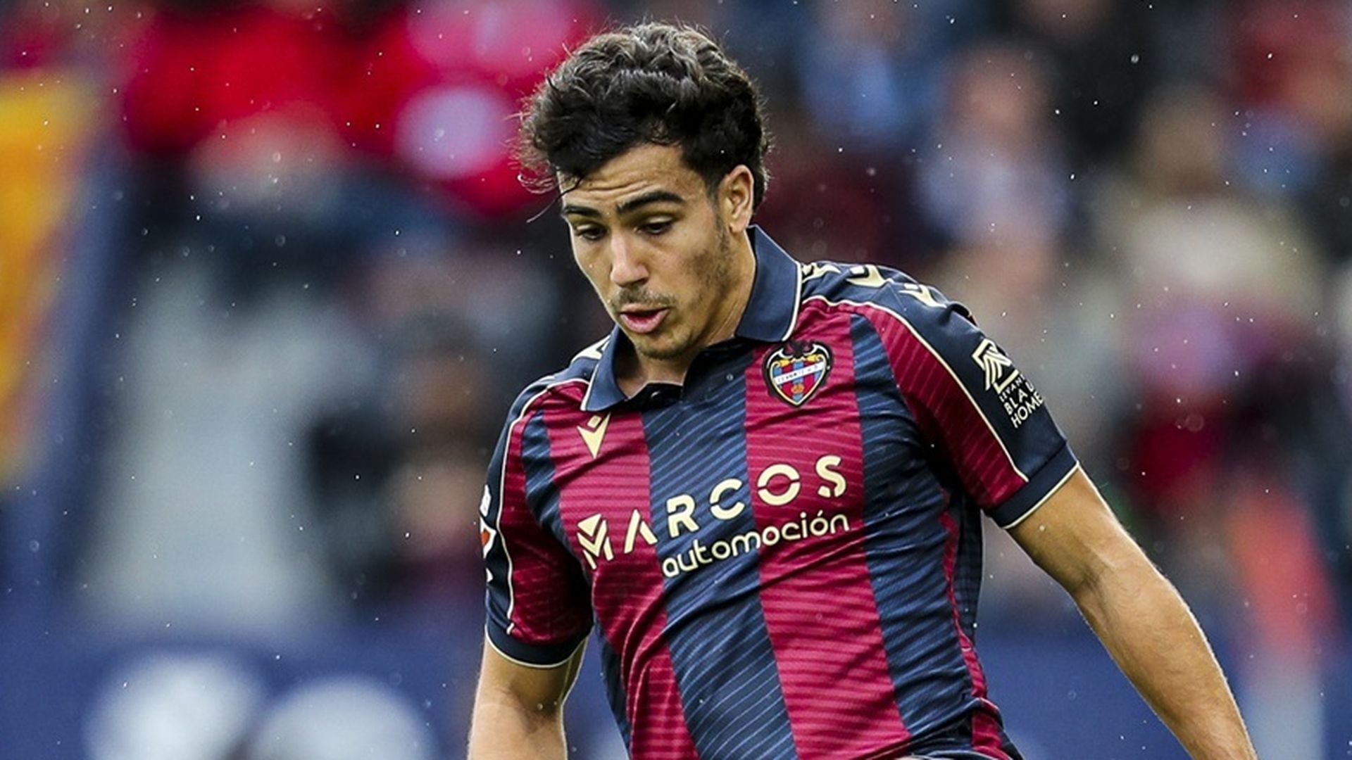 Manu Sánchez controlando un balón en un partido del Levante UD