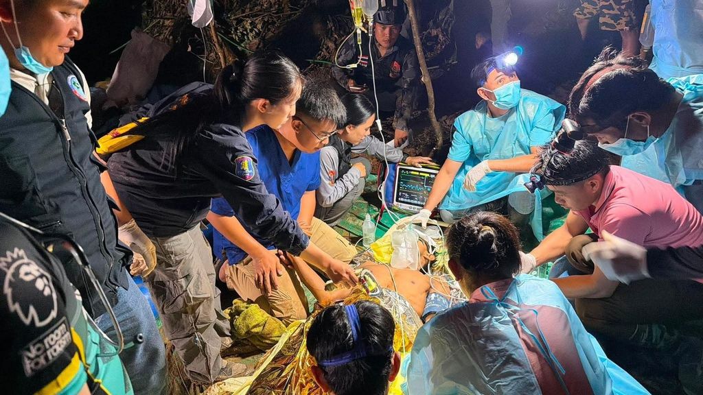 Rescatados otros cuatro supervivientes de la cueva inundada en Laos tras 10 días de búsqueda: hay dos desaparecidos