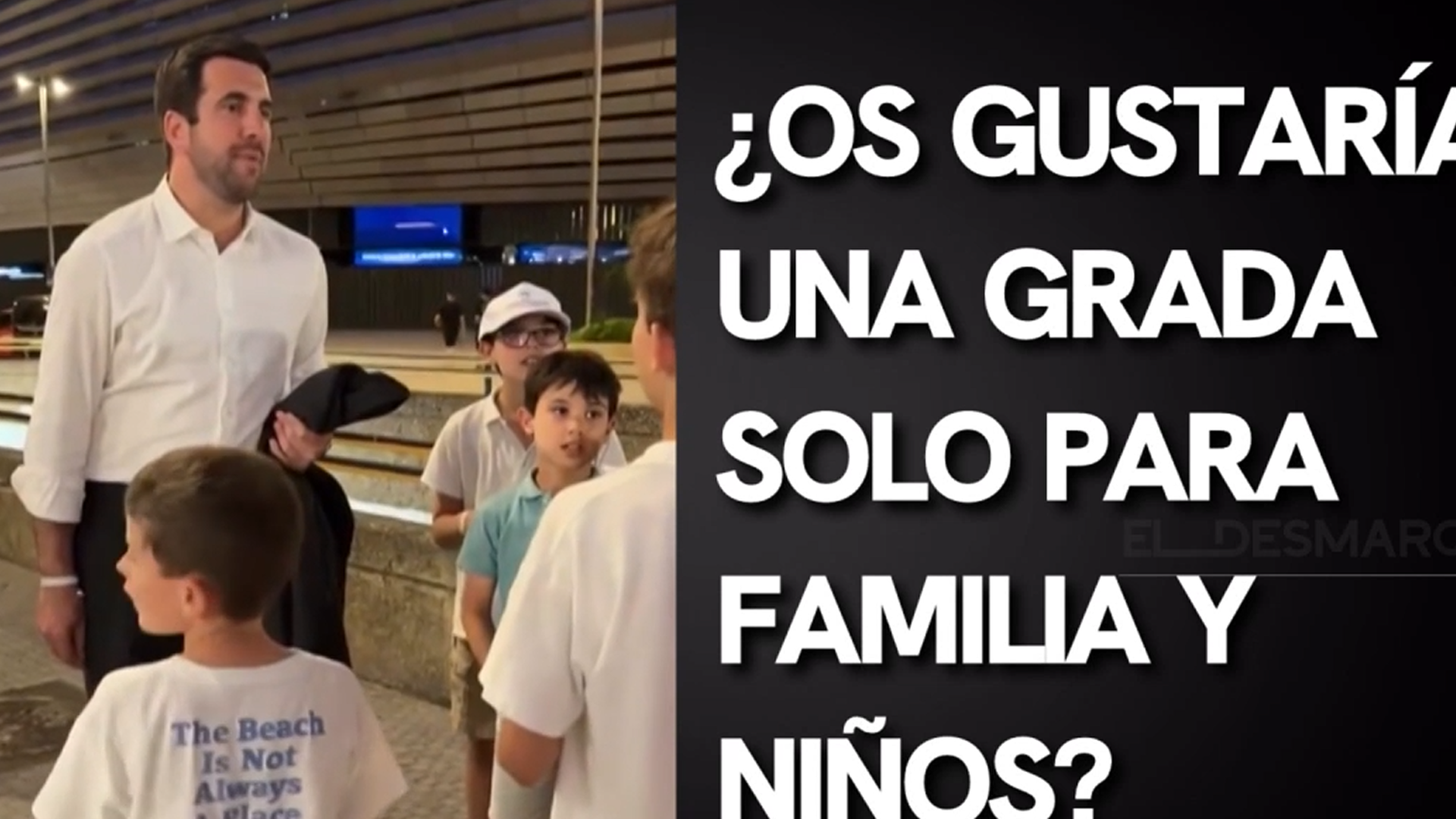 Riquelme hablando con unos niños a la afueras del Bernabéu