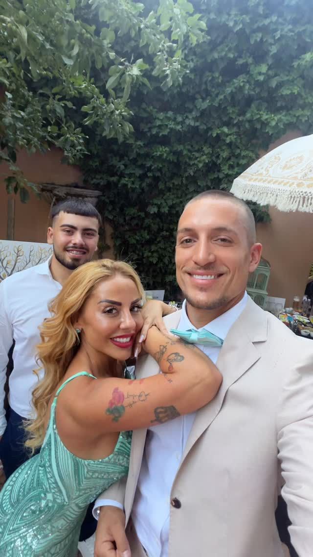 Rubén Torres, su novia, Laura Cantizano, y el hijo de esta, Kilian, en la boda de Fani Carbajo y Fran Benito