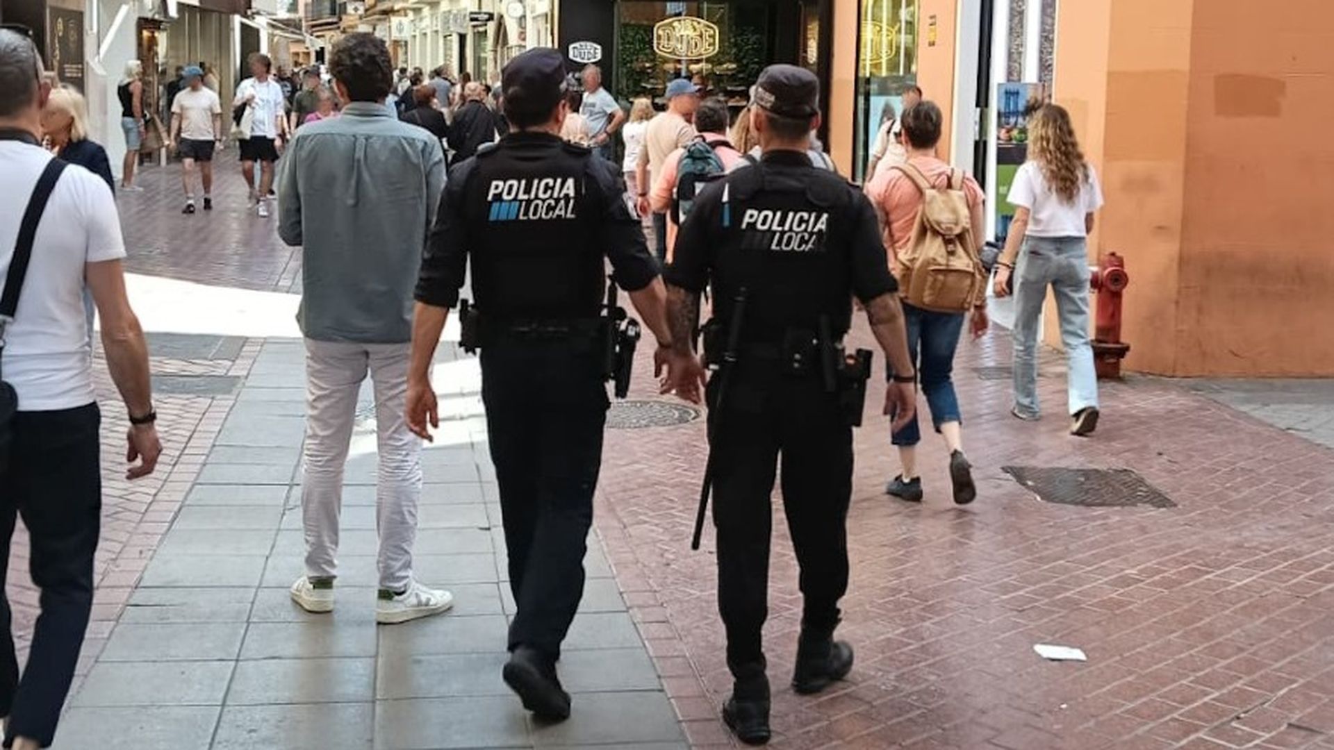 Agentes de la Policía Local patrullando por Palma de Mallorca Agentes de la Policía Local patrullando por Palma de Mallorca
