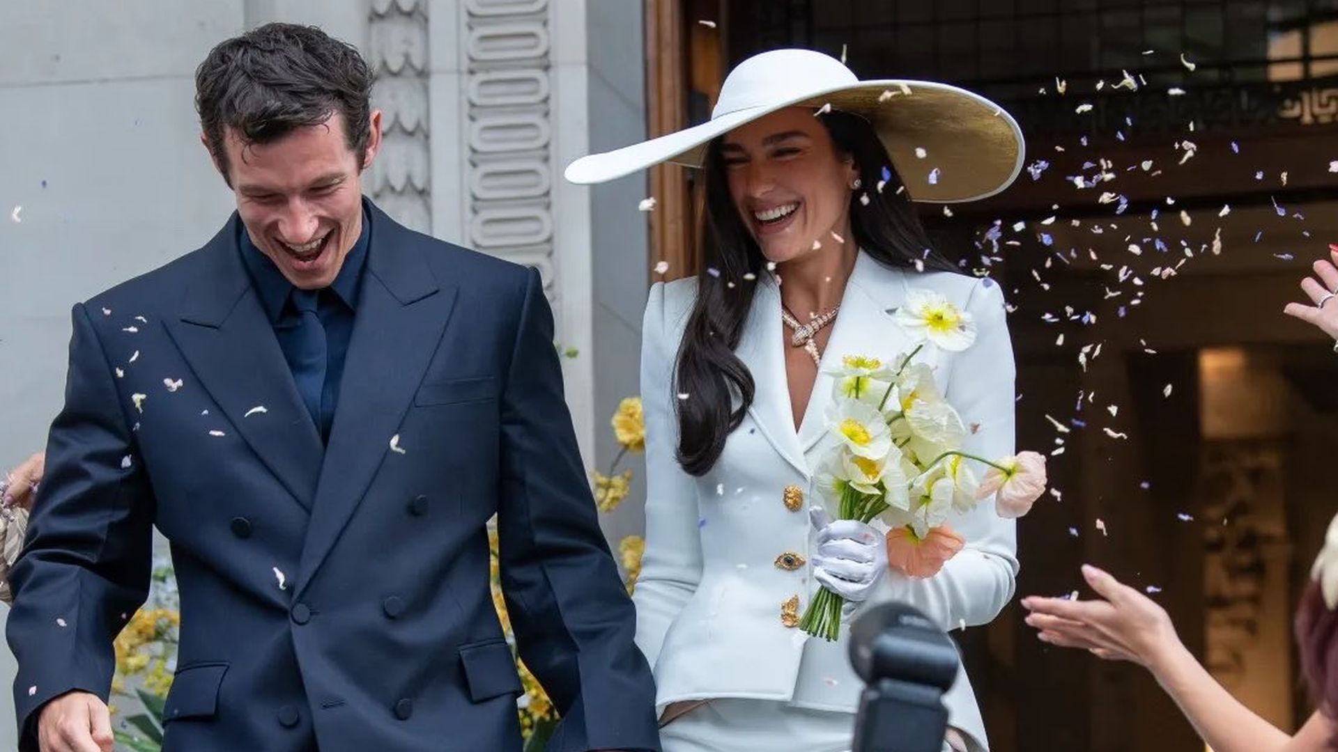 Dua Lipa y Callum Turner se casan por sorpresa en Londres: los detalles del evento y de su próxima celebración en Palermo