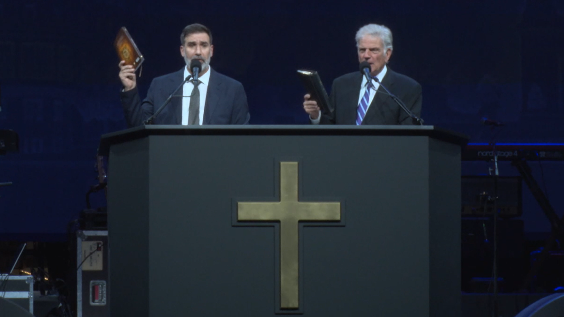 El pastor de Trump reúne a miles de fieles en Madrid con un discurso contra el aborto y la homosexualidad El pastor de Trump reúne a miles de fieles en Madrid con un discurso contra el aborto y la homosexualidad