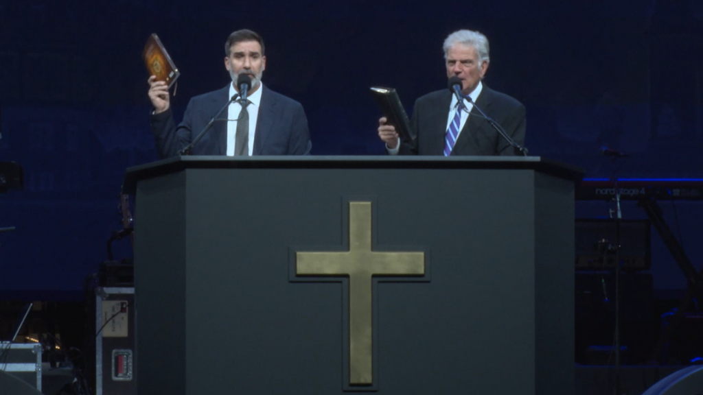 El pastor de Trump reúne a miles de fieles en Madrid con un discurso contra el aborto y la homosexualidad: "Dios hizo el sexo entre un hombre y una mujer"