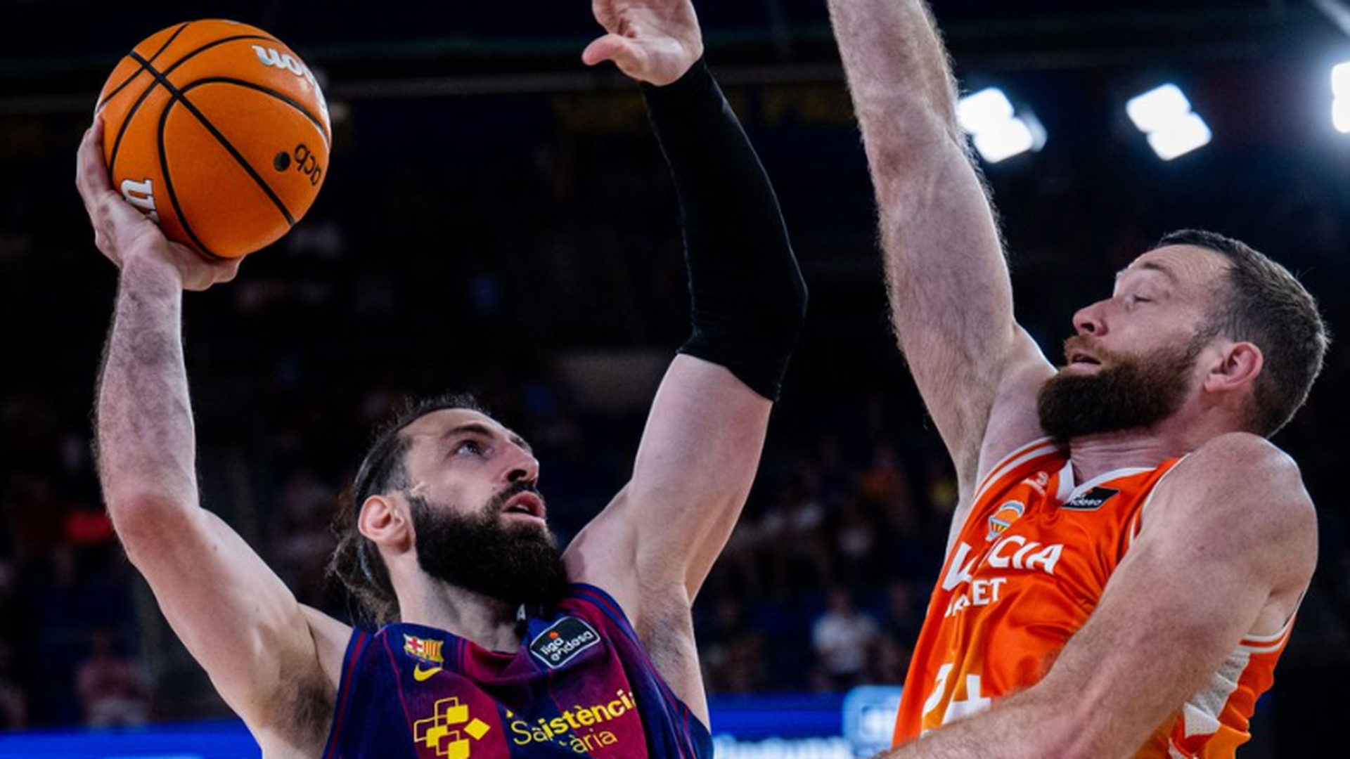 El Valencia Basket desarbola al Barça en el Palau y será cabeza de serie en el 'play-off' (77-102)