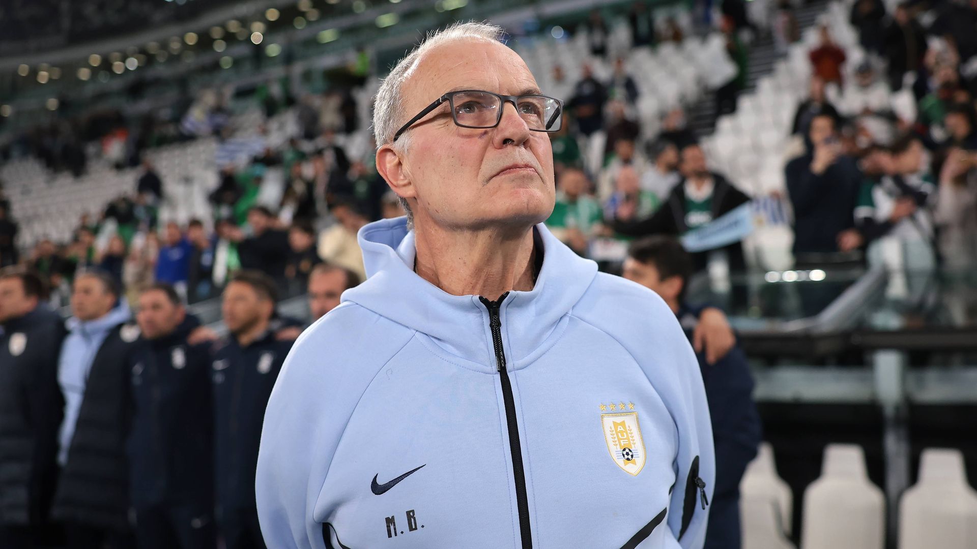 Marcelo Bielsa, antes de un partido de Uruguay Marcelo Bielsa, antes de un partido de Uruguay