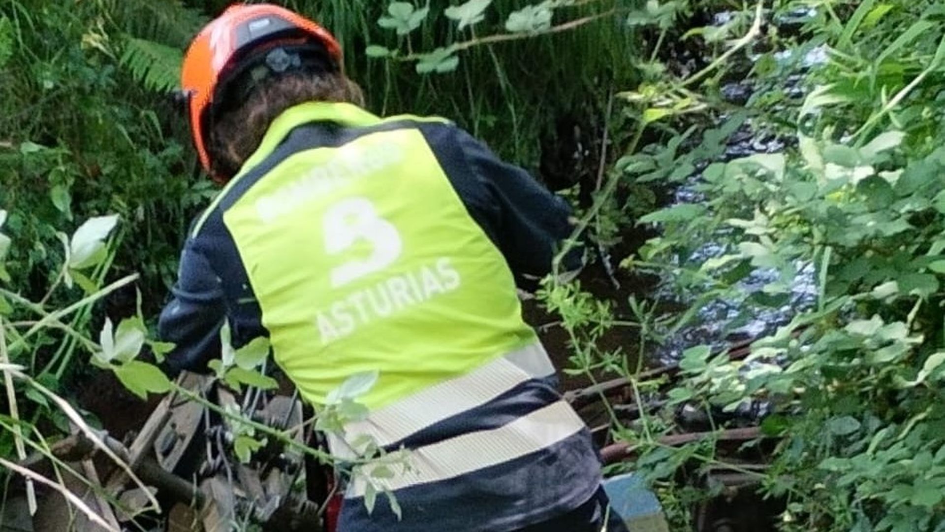 Muere un hombre tras caer al río Llovones con la segadora en Colunga, Asturias Muere un hombre tras caer al río Llovones con la segadora en Colunga, Asturias