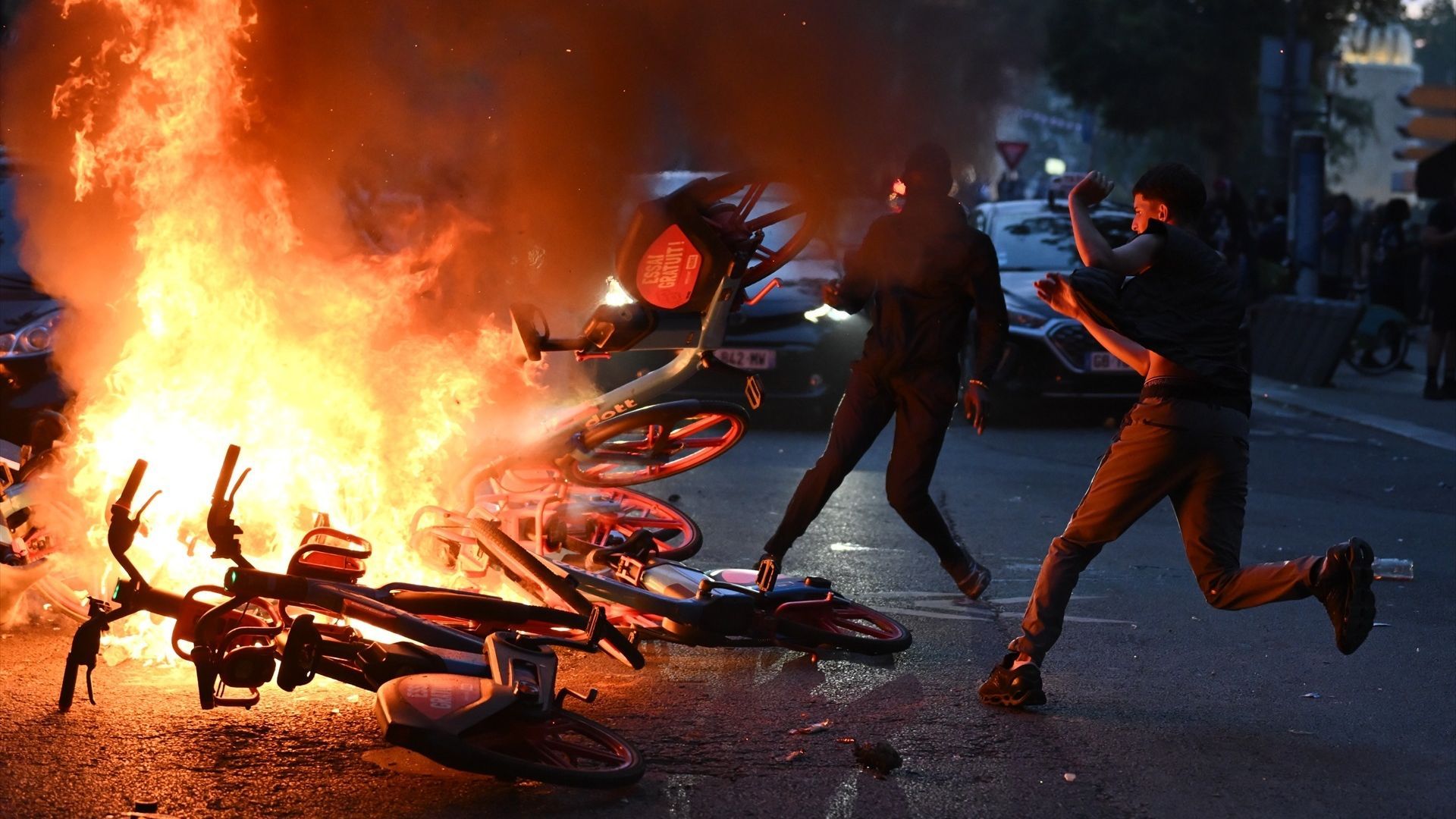 Muere un joven de 24 años en París durante la celebración de la victoria del PSG en la Champions Muere un joven de 24 años en París durante la celebración de la victoria del PSG en la Champions