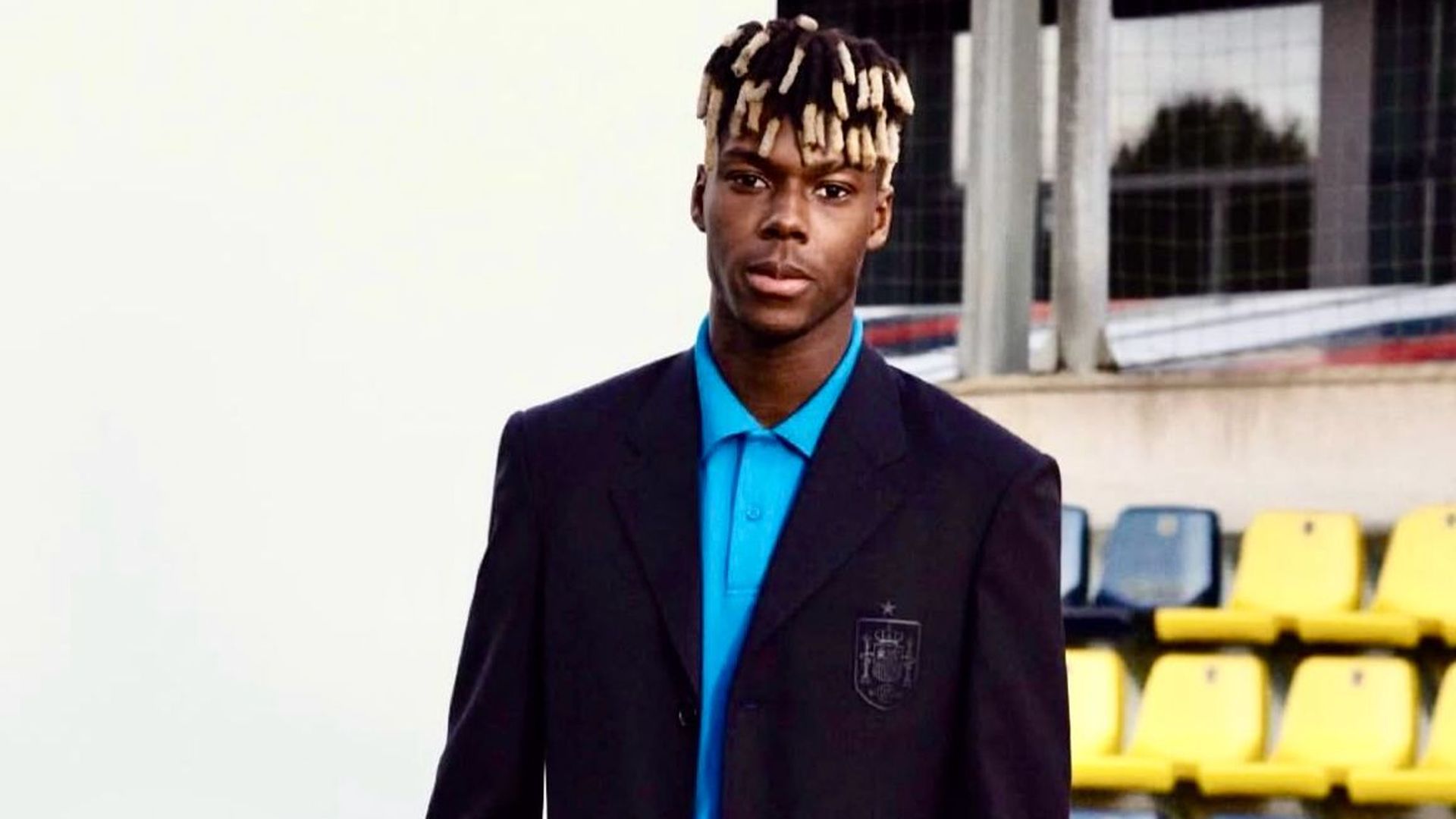 Nico Williams con el traje para ir al Mundial 2026 con la Selección Española