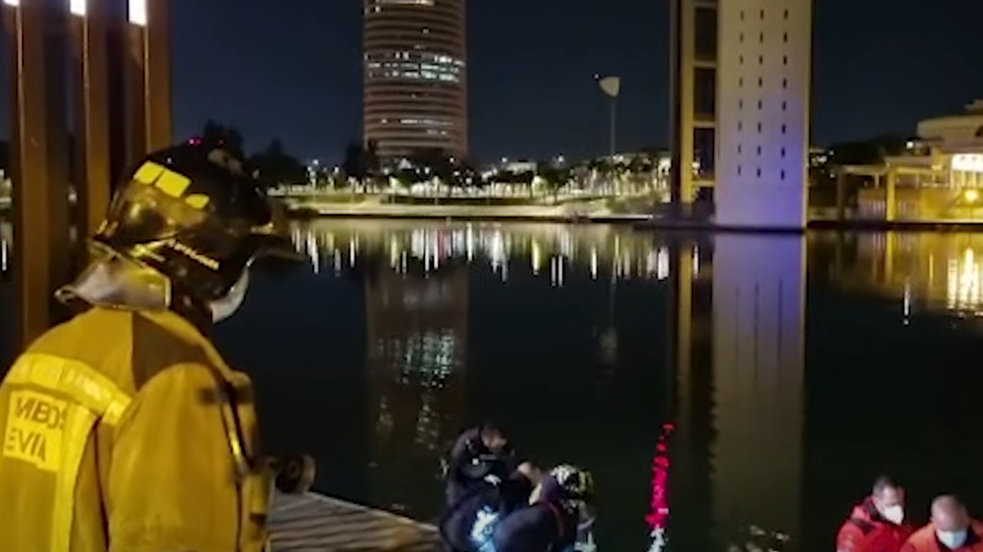 Rescate de una persona caída al río Guadalquivir desde el Paseo Juan Carlos I Rescate de una persona caída al río Guadalquivir desde el Paseo Juan Carlos I