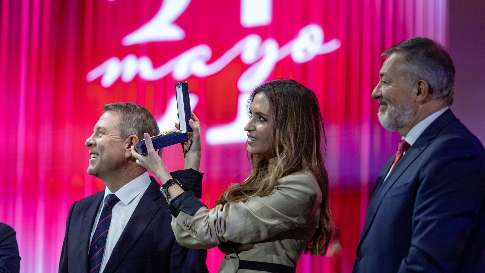 Sara Carbonero recibe emocionada la Medalla de Oro de Castilla-La Mancha un mes después de despedir a su madre: "Nada muere si no se olvida" Sara Carbonero recibe emocionada la Medalla de Oro de Castilla-La Mancha un mes después de despedir a su madre: "Nada muere si no se olvida"