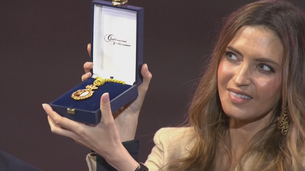 Sara Carbonero recibe emocionada la Medalla de Oro de Castilla-La Mancha un mes después de despedir a su madre: "Todo lo que hago es por ella"