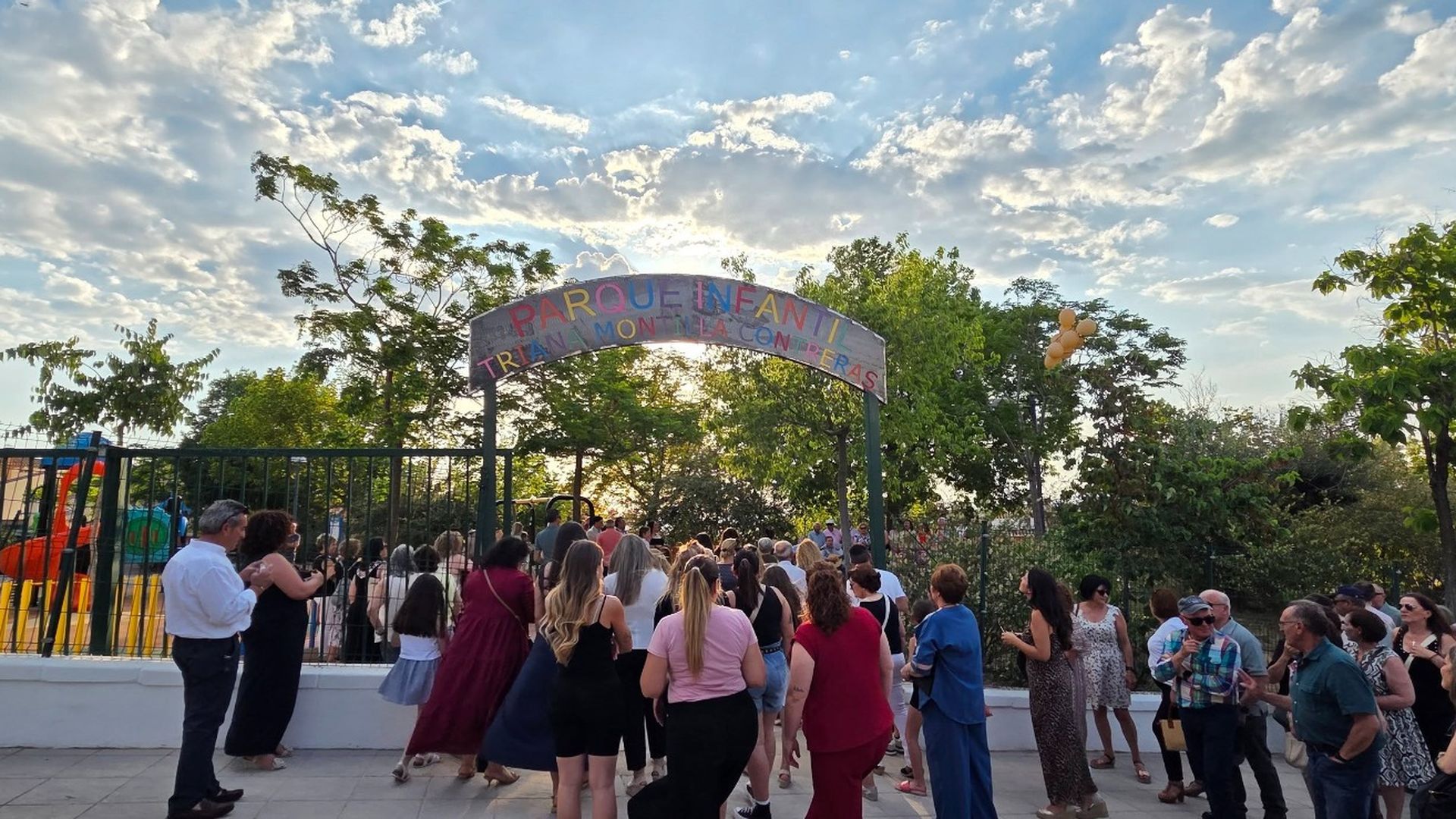 Título: Monachil, en Granada, dedica un parque a Triana Montilla, la menor que murió por síndrome de Sanfilippo: "Un tributo sincero y permanente" Título: Monachil, en Granada, dedica un parque a Triana Montilla, la menor que murió por síndrome de Sanfilippo: "Un tributo sincero y permanente"