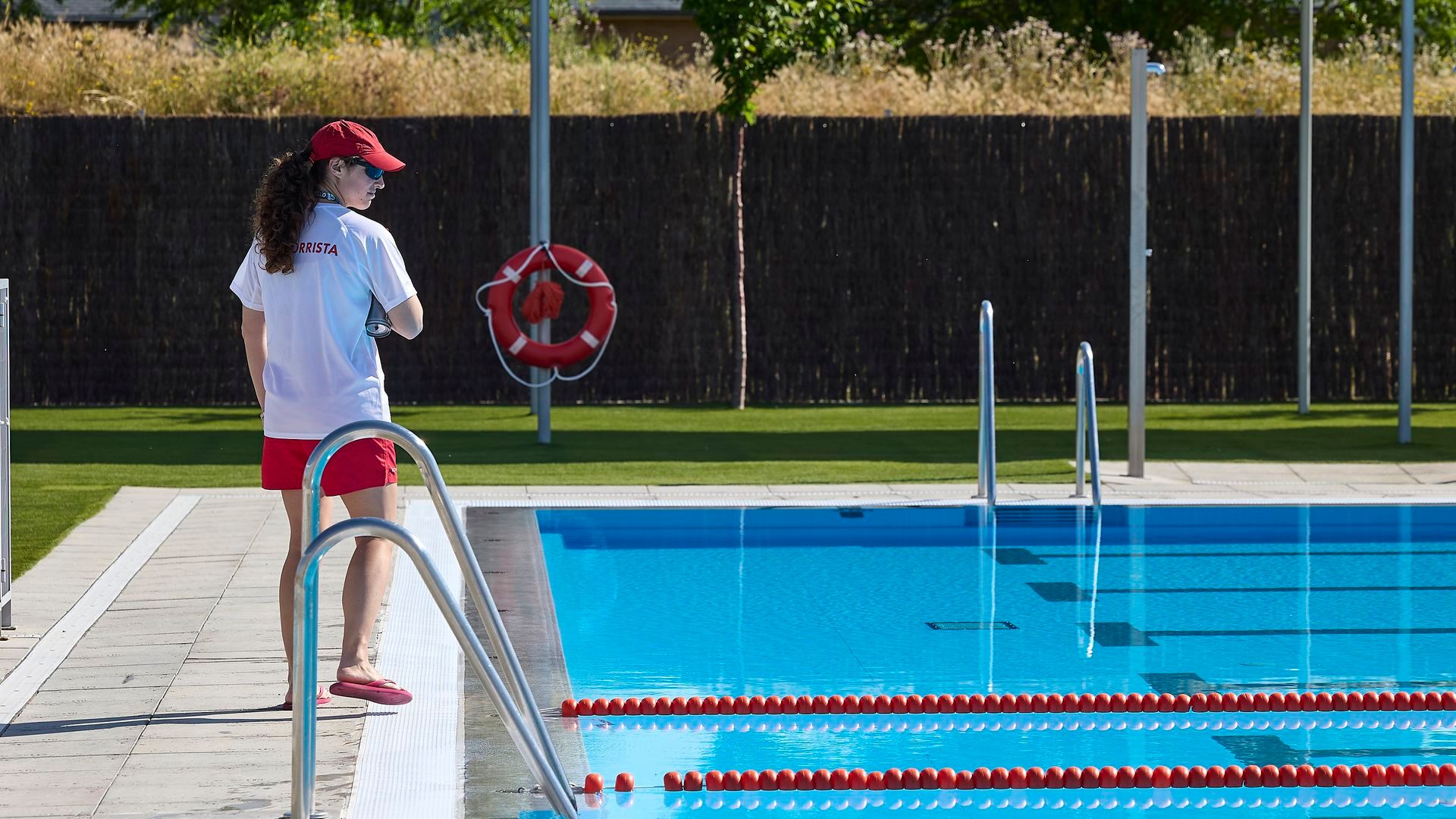 Una socorrista vigilando la piscina. Una socorrista vigilando la piscina.