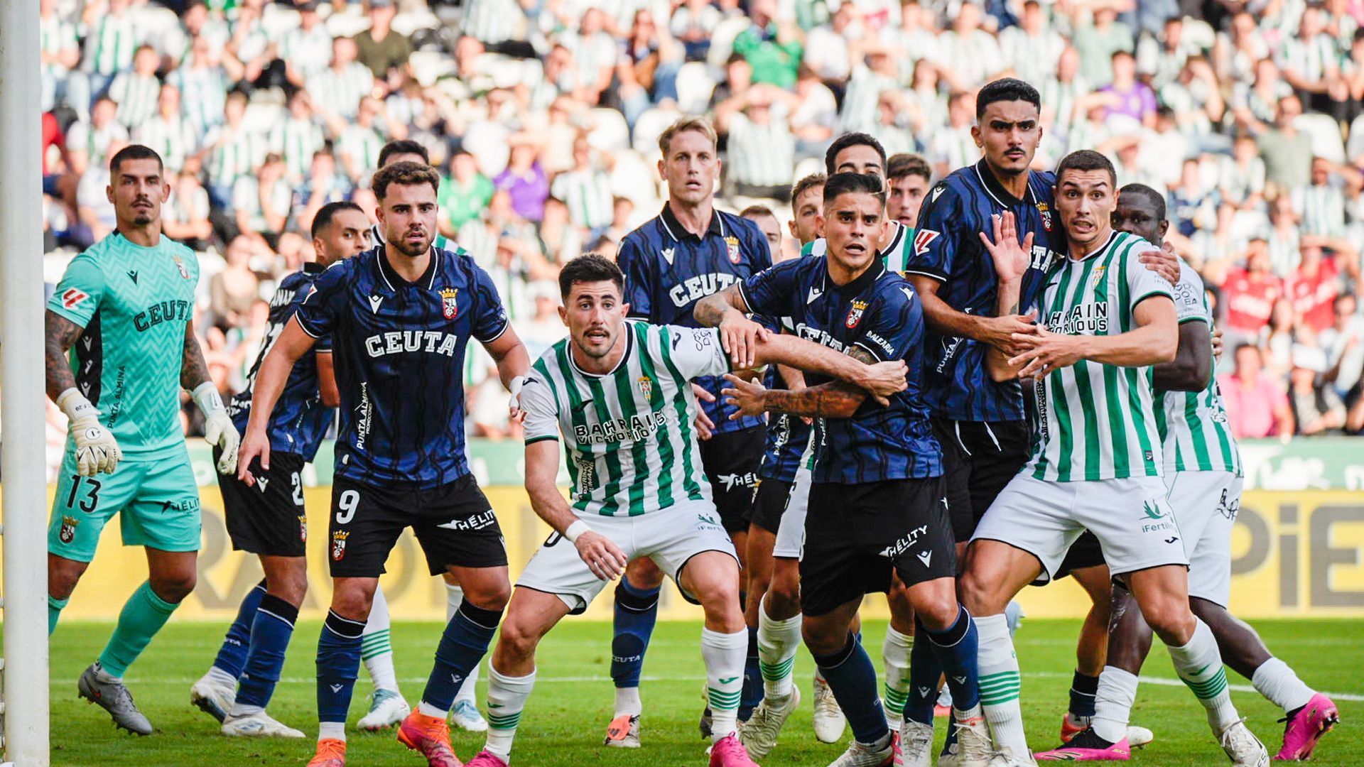 Acción de córner en el Córdoba - Ceuta, con Jacobo González y Youness Lachhab