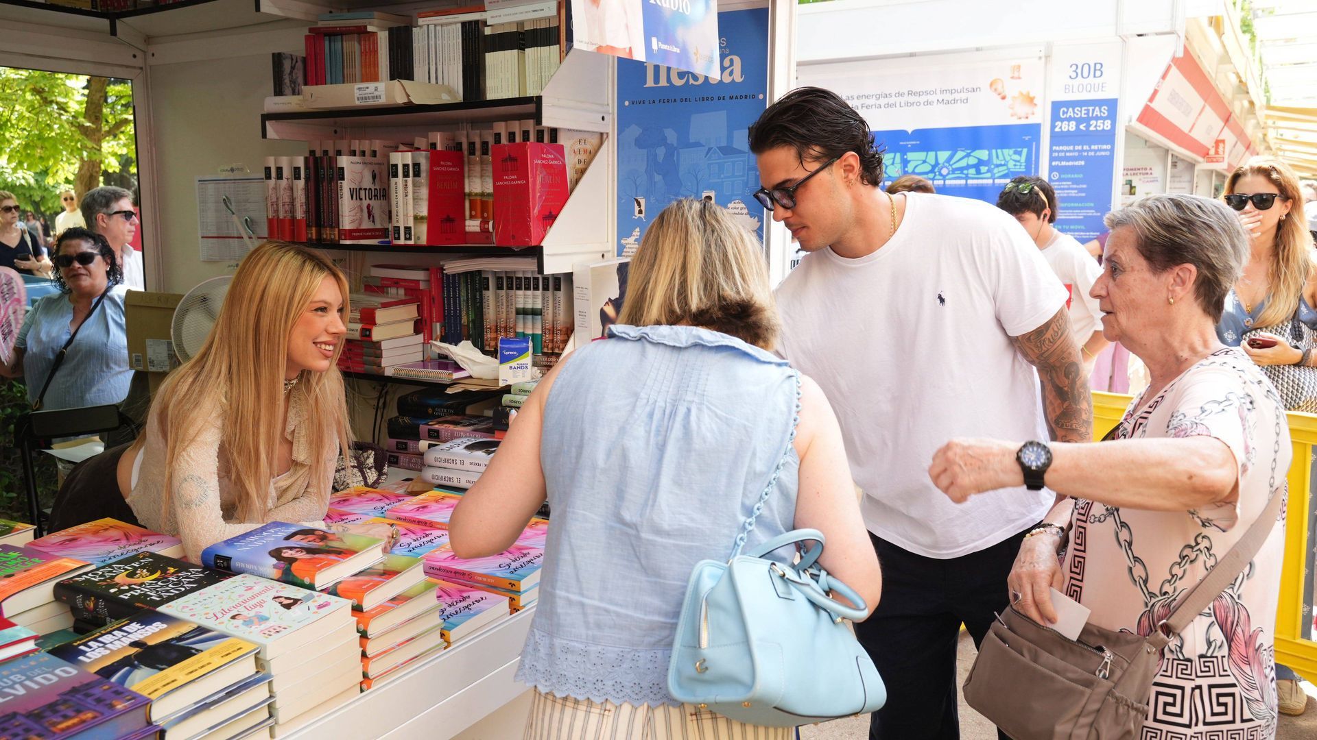 Alejandra Rubio, junto a Carlo Costanzia, en una de sus firmas de este fin de semana en la Feria del Libro de Madrid