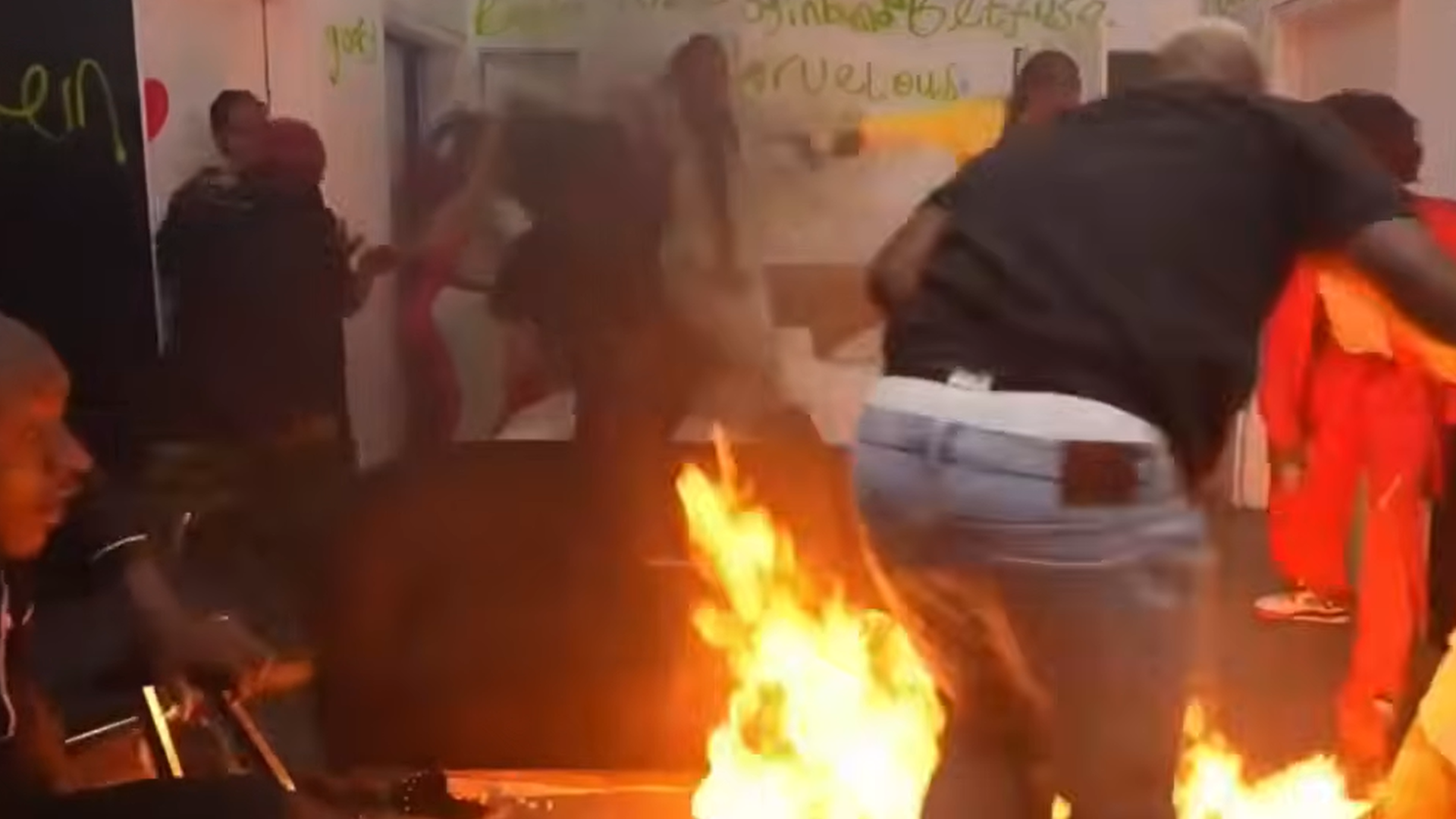 Arde el set de un streamer nigeriano en pleno directo tras intentar un truco con fuego: así se han vivido los momentos de pánico Arde el set de un streamer nigeriano en pleno directo tras intentar un truco con fuego: así se han vivido los momentos de pánico