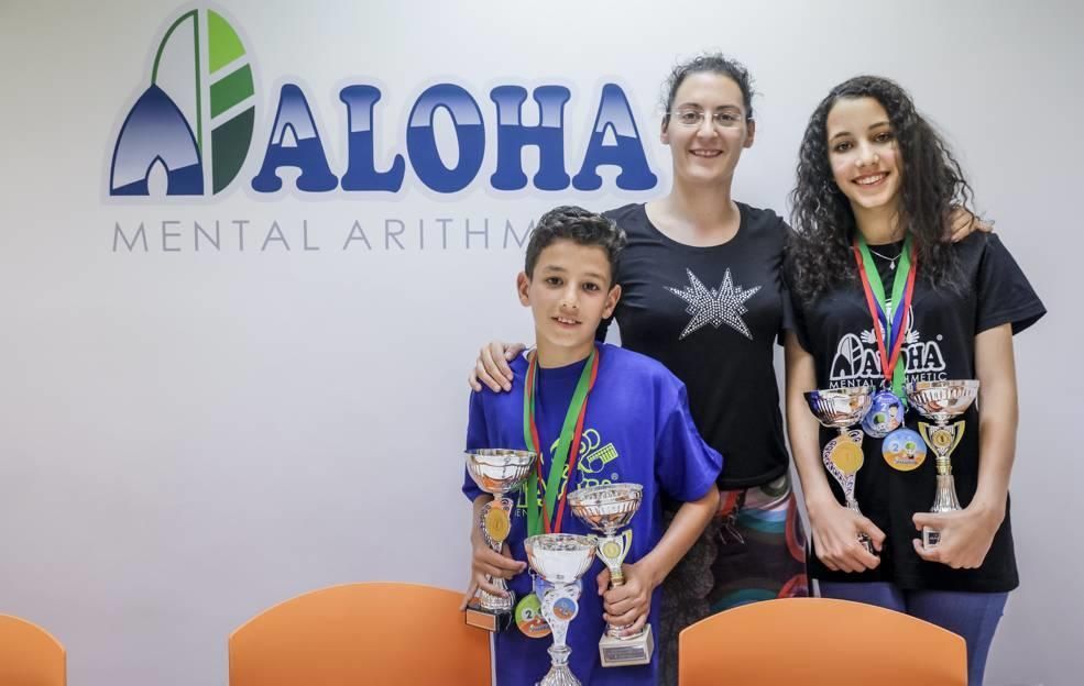 Bayan y su hermano posan con el premio que los acredita como Campeones de España de Cálculo Mental
