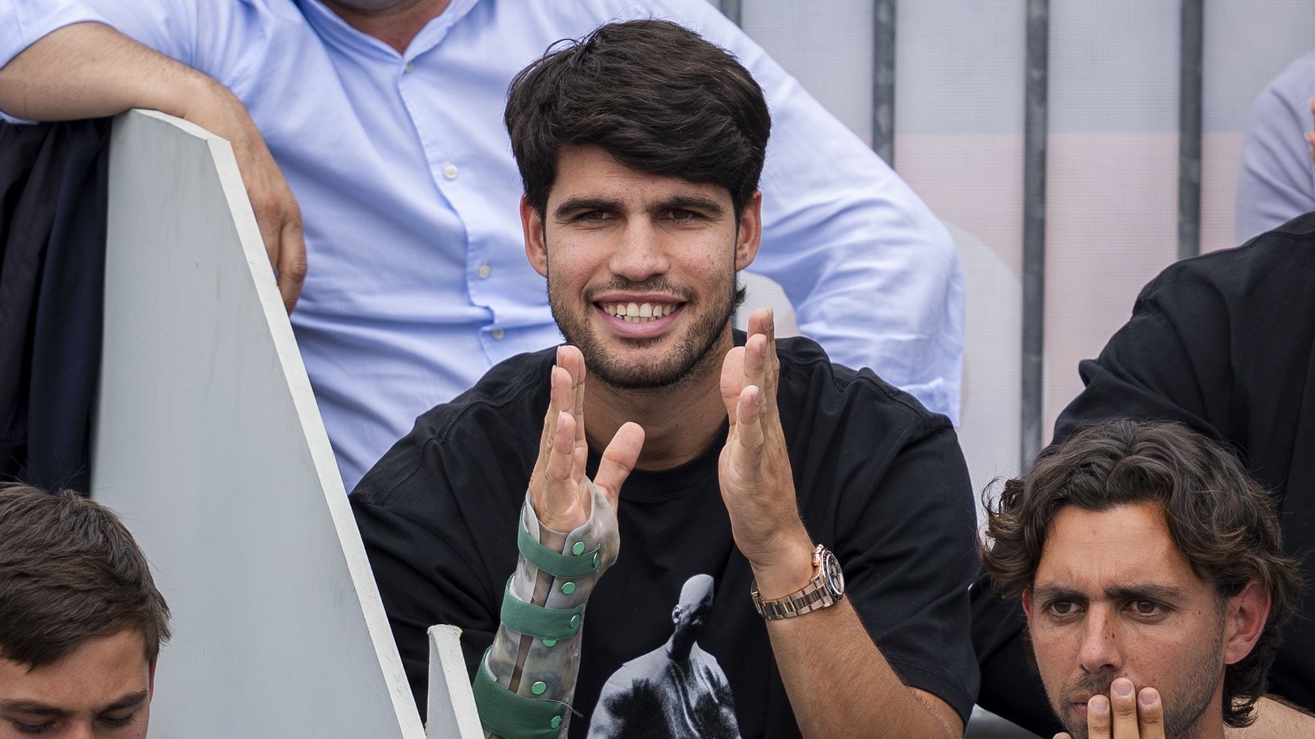 Carlos Alcaraz en el Mutua Madrid Open con la férula de su muñeca hace 1 mes