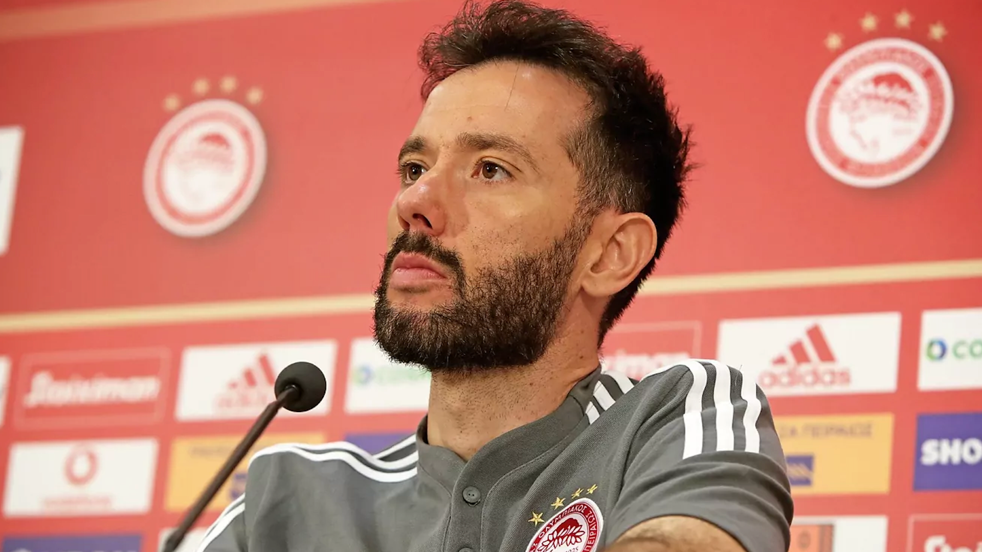 Carlos Corberán cuando era entrenador del Olympiacos