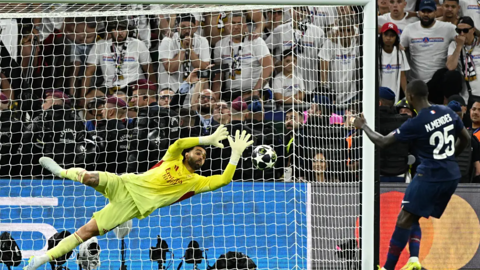 David Raya para un penalti en la final de la Champions