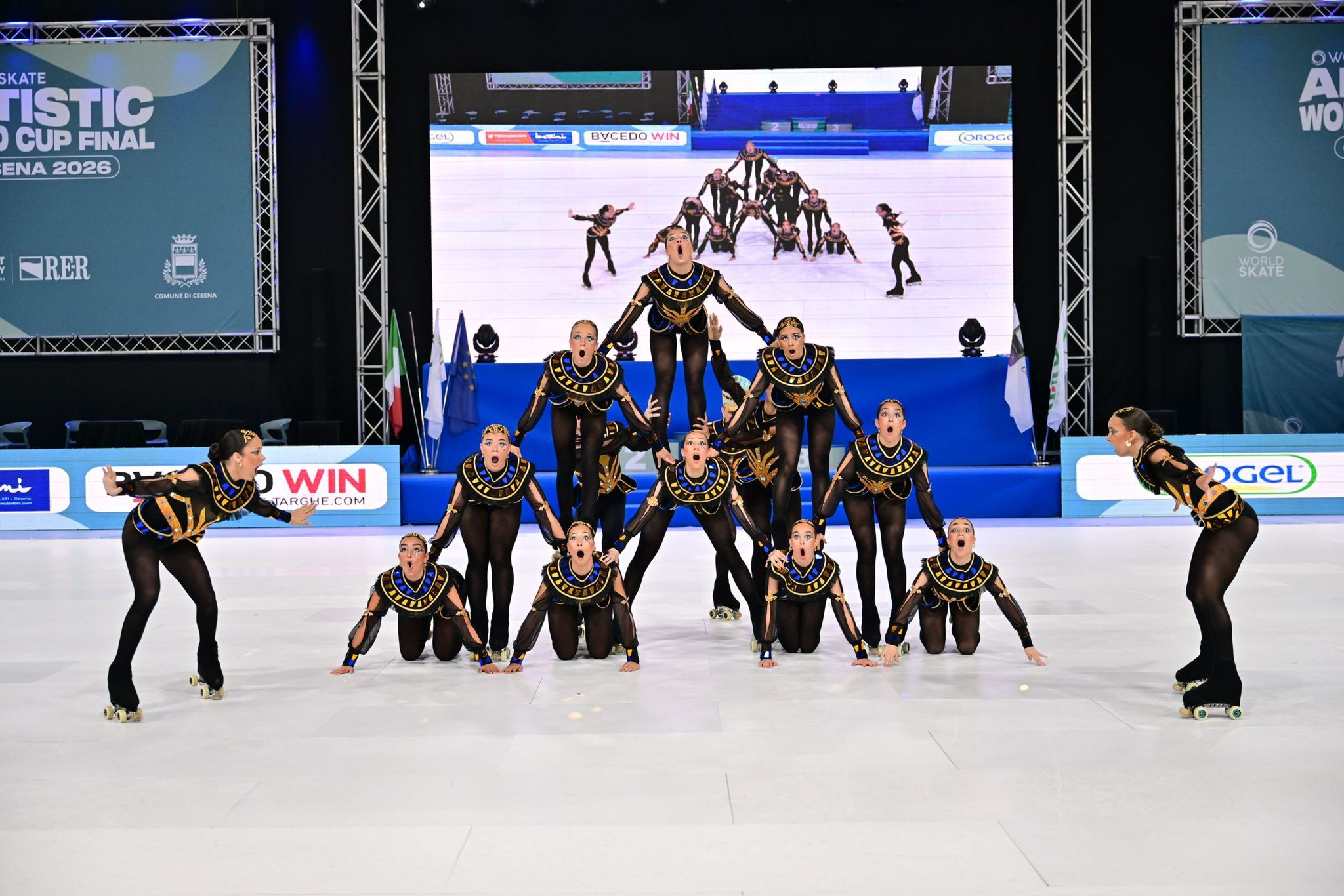 El equipo Junior durante su coreografía "Reina Eterna" en Cesena