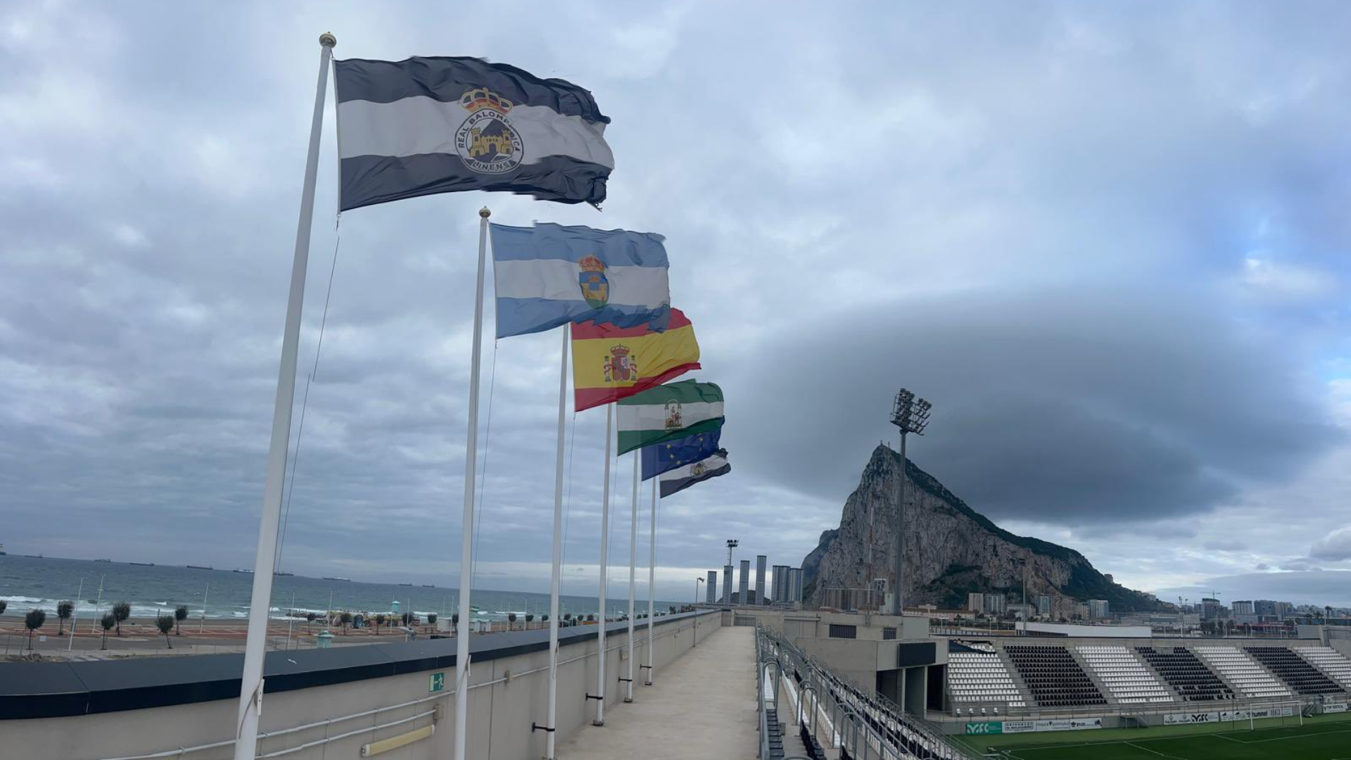 El estadio de La Línea, con Gibraltar al fondo El estadio de La Línea, con Gibraltar al fondo