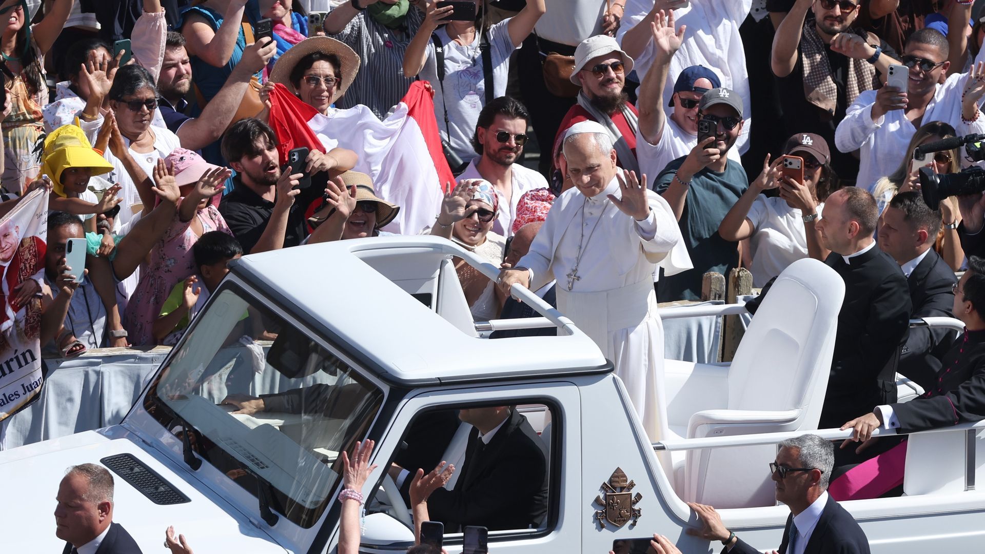 El papa utilizará dos papamóviles El papa utilizará dos papamóviles