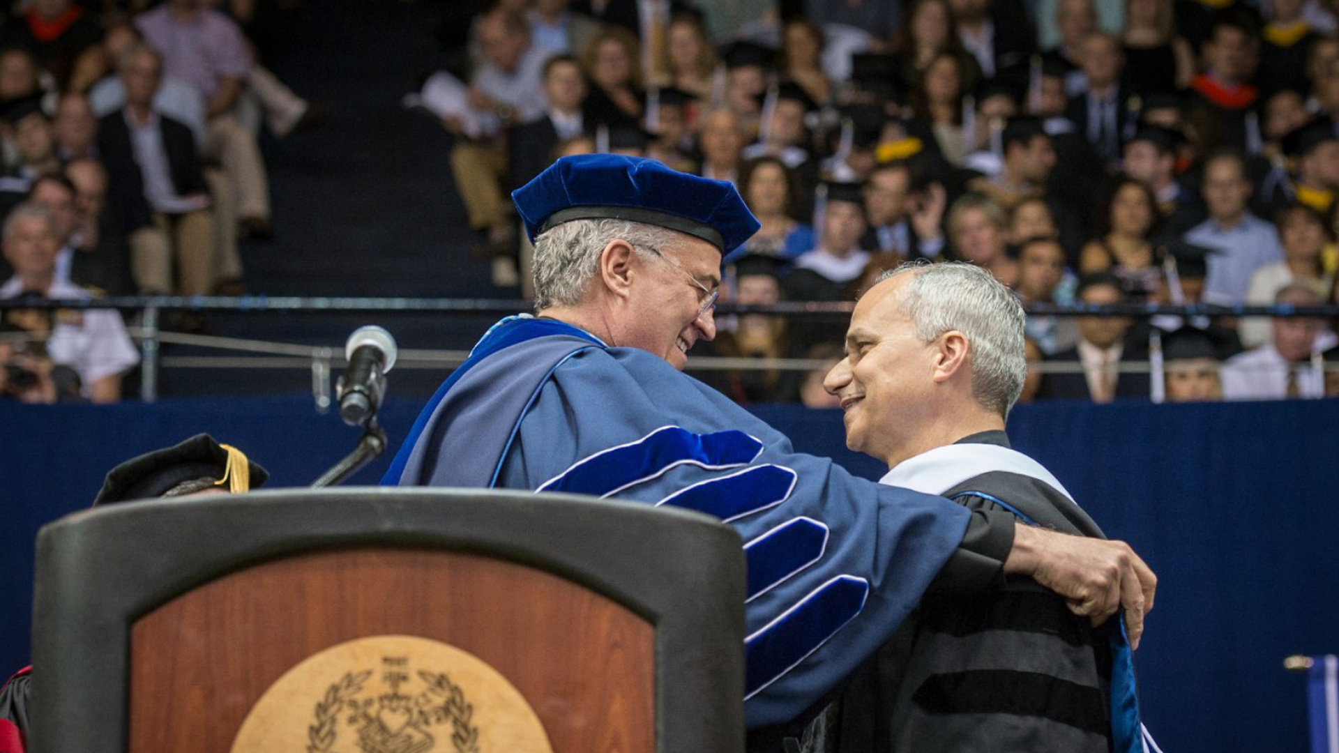 El reverendo Peter M. Donohue, presidente de la Universidad de Villanova, abraza a Robert Prevost —ahora Papa León XIV— tras otorgarle un doctorado honoris causa en Humanidades en 2014.