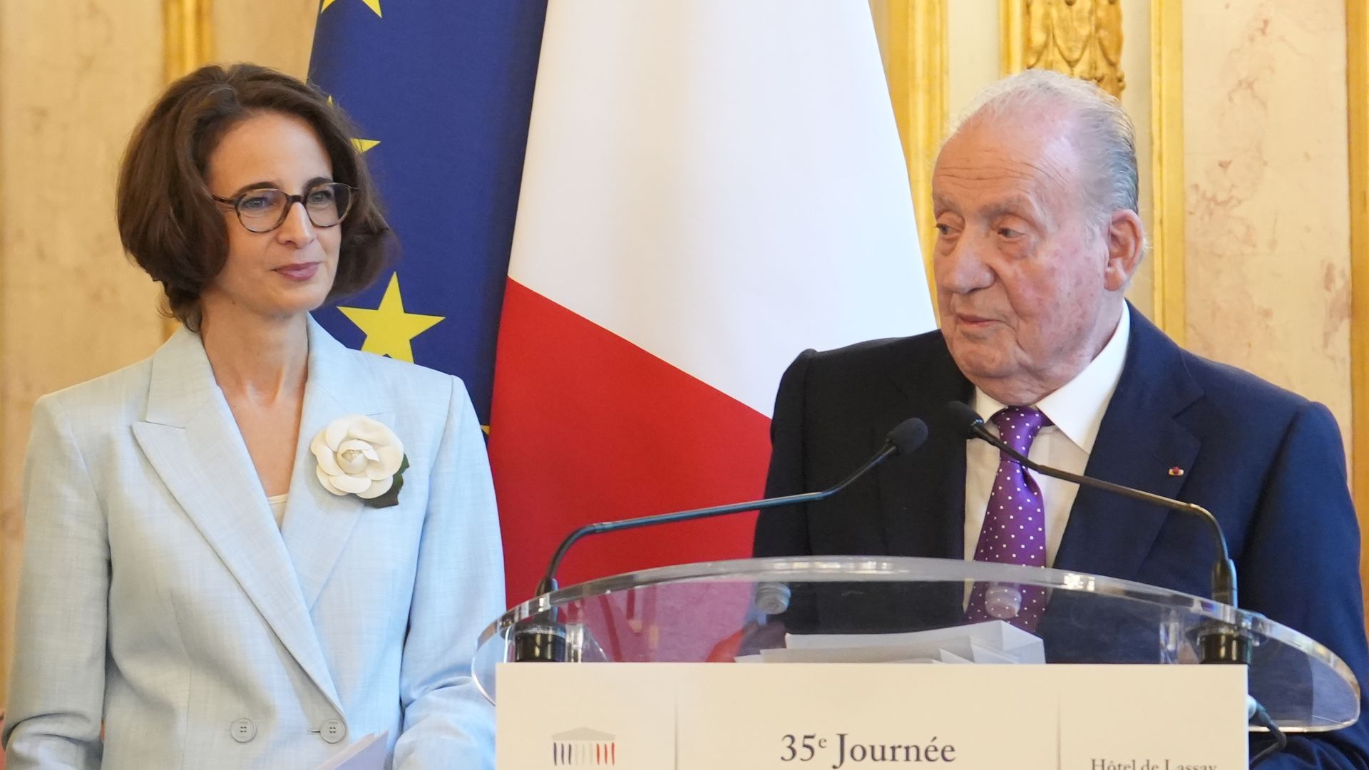 El rey emérito Juan Carlos, acompañado de la escritora Laurence Debray, durante la entrega de un premio literario por su libro de memorias