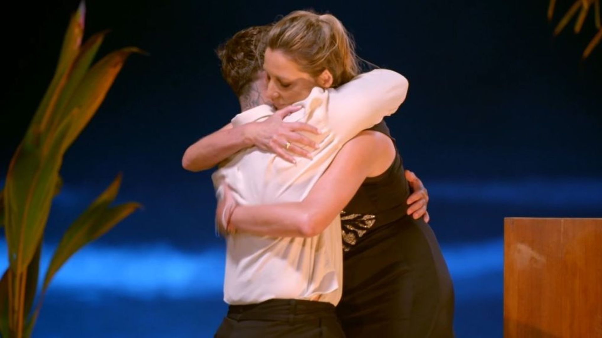 El abrazo de Sandra Barneda a David en su mal momento por Alba: “Para arriba”