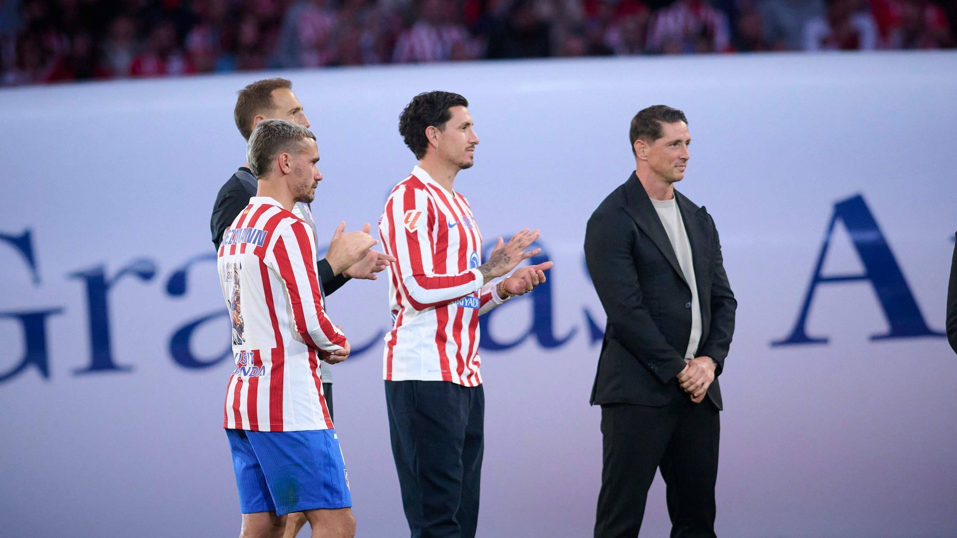 Griezmann, Oblak y Giménez, junto a Fernando Torres en el Metropolitano