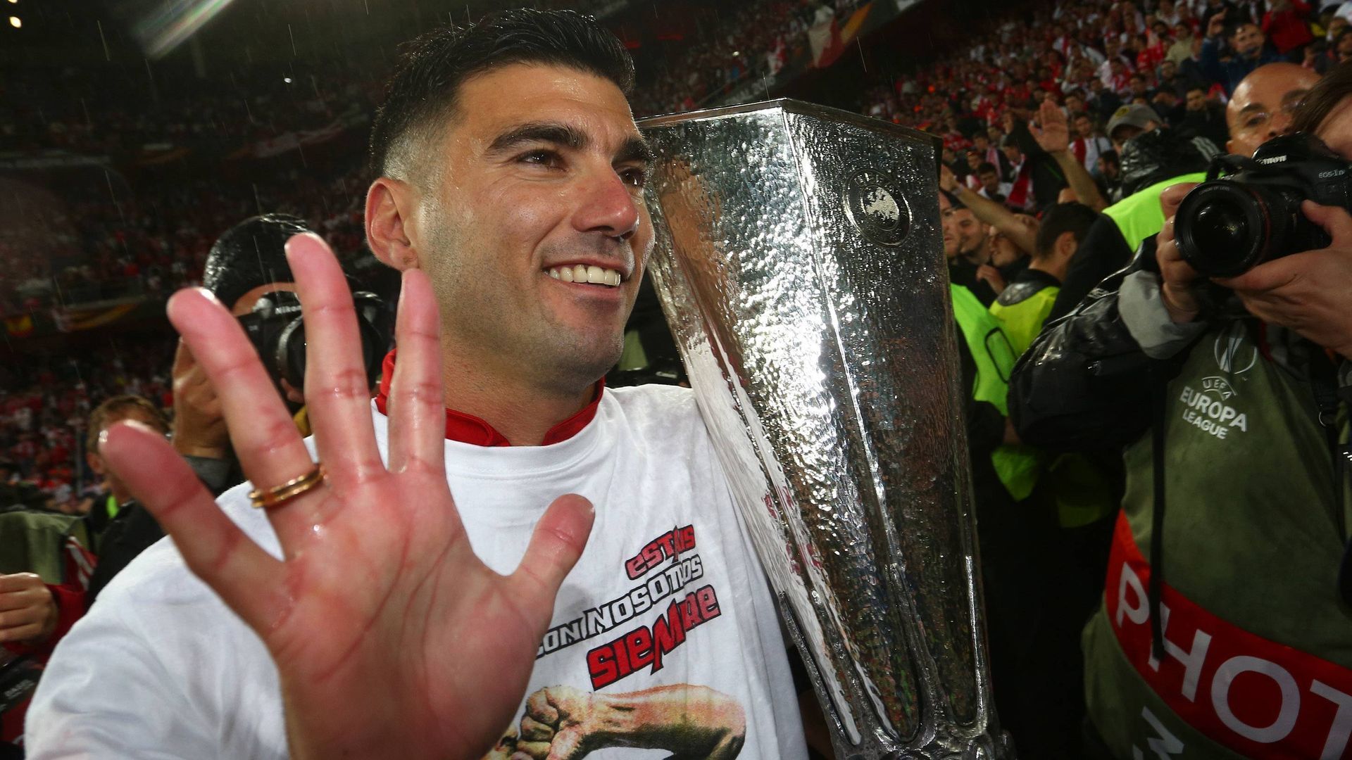 José Antonio Reyes, tras conquistar la Europa League con el Sevilla FC José Antonio Reyes, tras conquistar la Europa League con el Sevilla FC