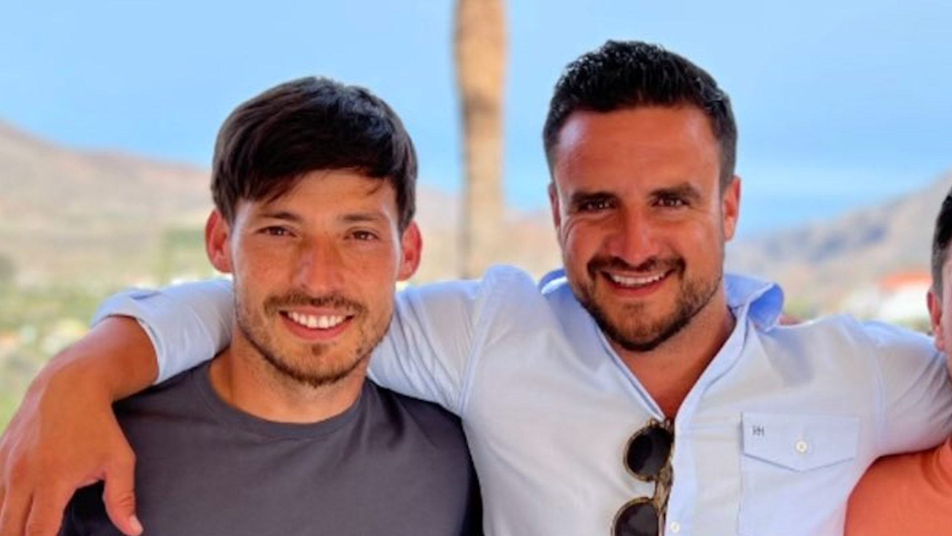 Manuel Ruz, derecha, abraza a David Silva