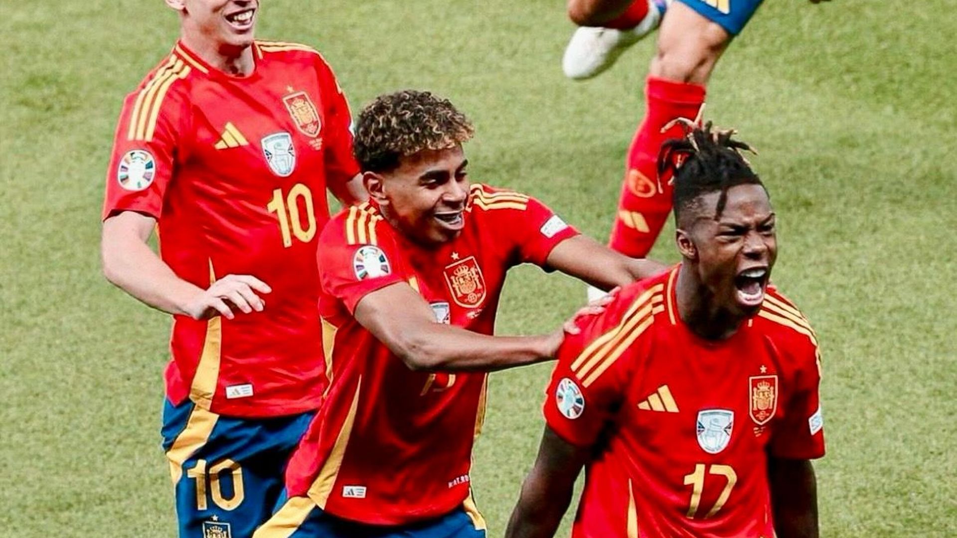 Nico Williams celebra con Lamine Yamal un gol en la Eurocopa