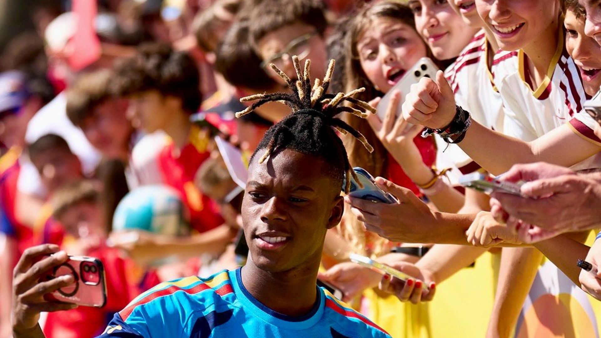 Nico Williams con la grada de Las Rozas preparando el Mundial de 2026 Nico Williams con la grada de Las Rozas preparando el Mundial de 2026