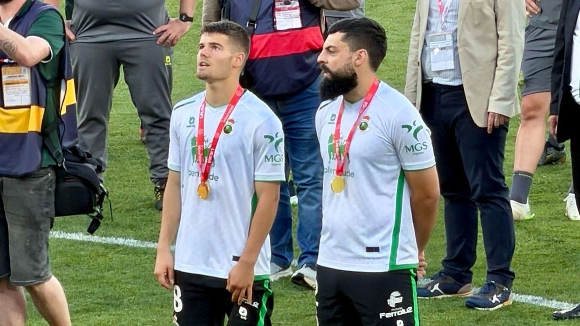 Peio Canales y Asier Villalibre al acabar la temporada con el ascenso en el Sardinero Peio Canales y Asier Villalibre al acabar la temporada con el ascenso en el Sardinero