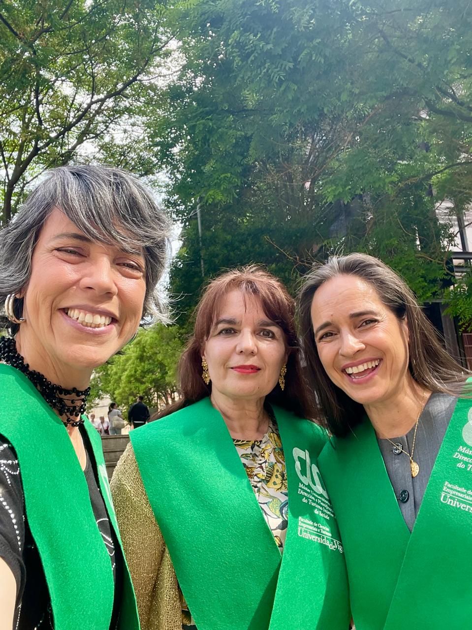 Pilar Araújo con algunas de sus compañeras de grado en el acto celebrado hace unos días en el campus orensano