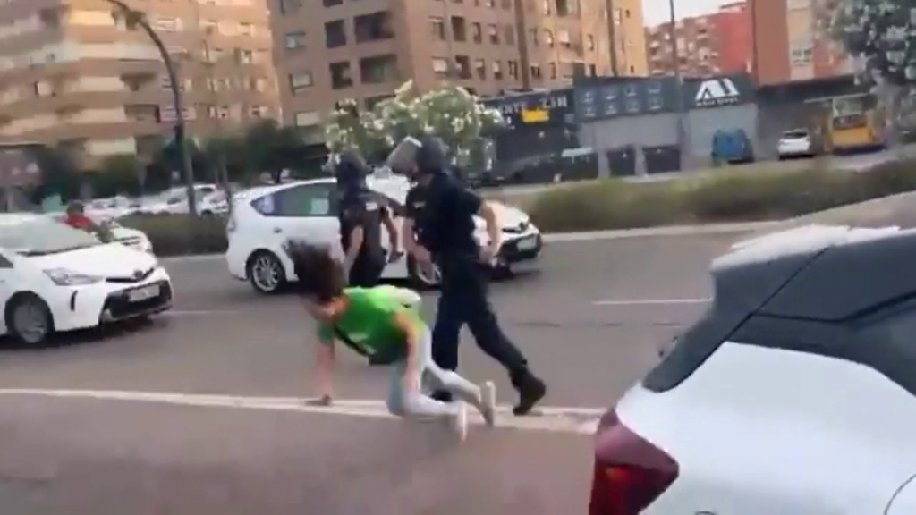 Pilar Bernabé anuncia una investigación por el empujón de un antidisturbios a una manifestante en las protestas de profesores en Valencia: “Es inaceptable”