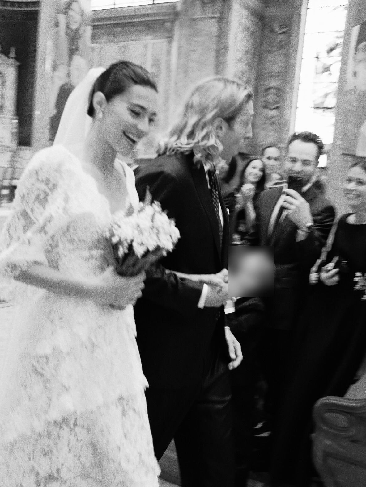 Rocío Crusset y Charlie Schein saliendo de la iglesia