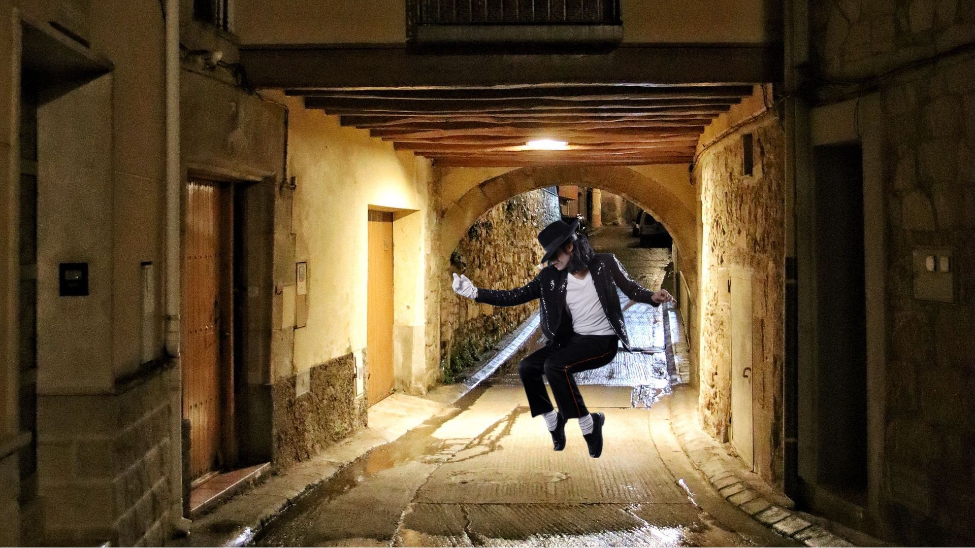 Una solitaria calle de L'Espluga Calba con Michael Jackson Una solitaria calle de L'Espluga Calba con Michael Jackson
