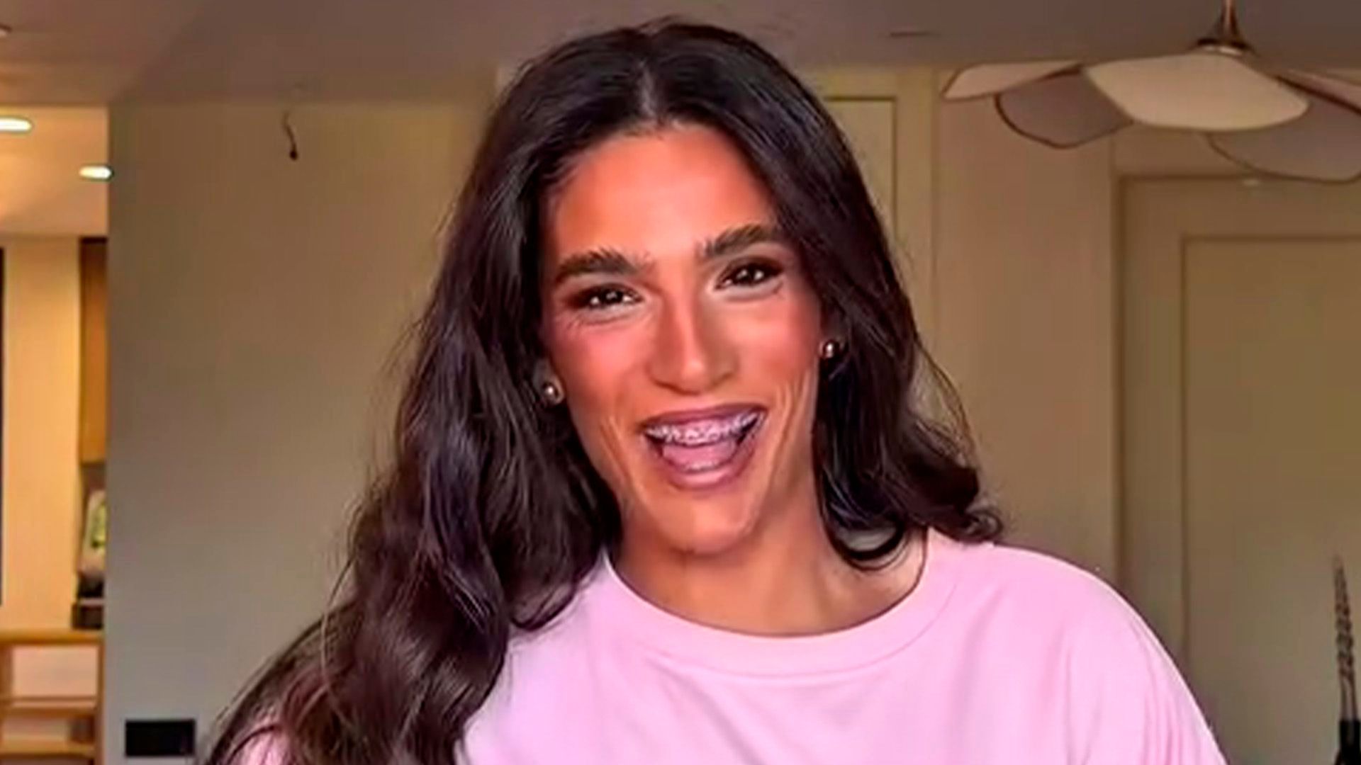 Alma Bollo triunfa con su look de invitada: un dos piezas hecho exclusivamente para ella
