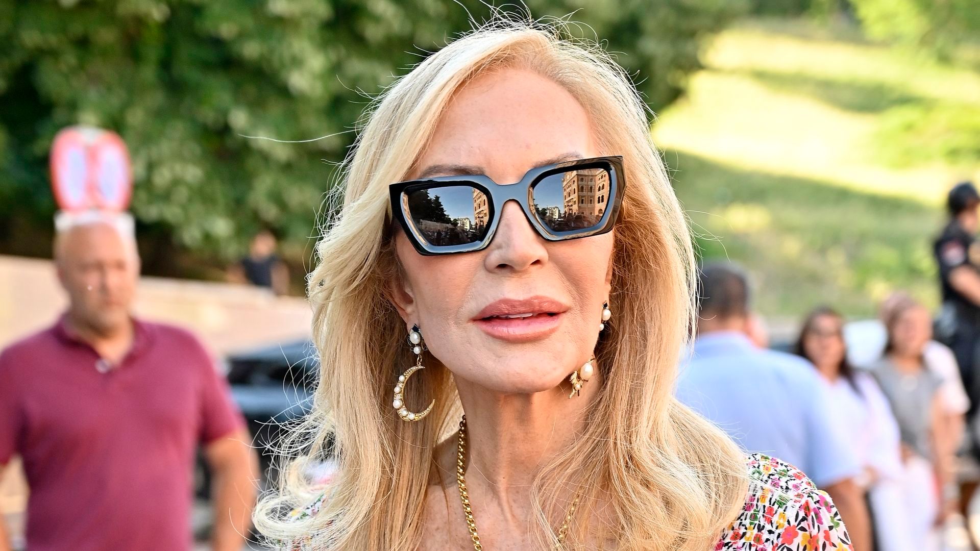 Carmen Lomana entra en la plaza de toros de las Ventas para asistir a la corrida de la prensa, a 28 de mayo de 2026, en Madrid