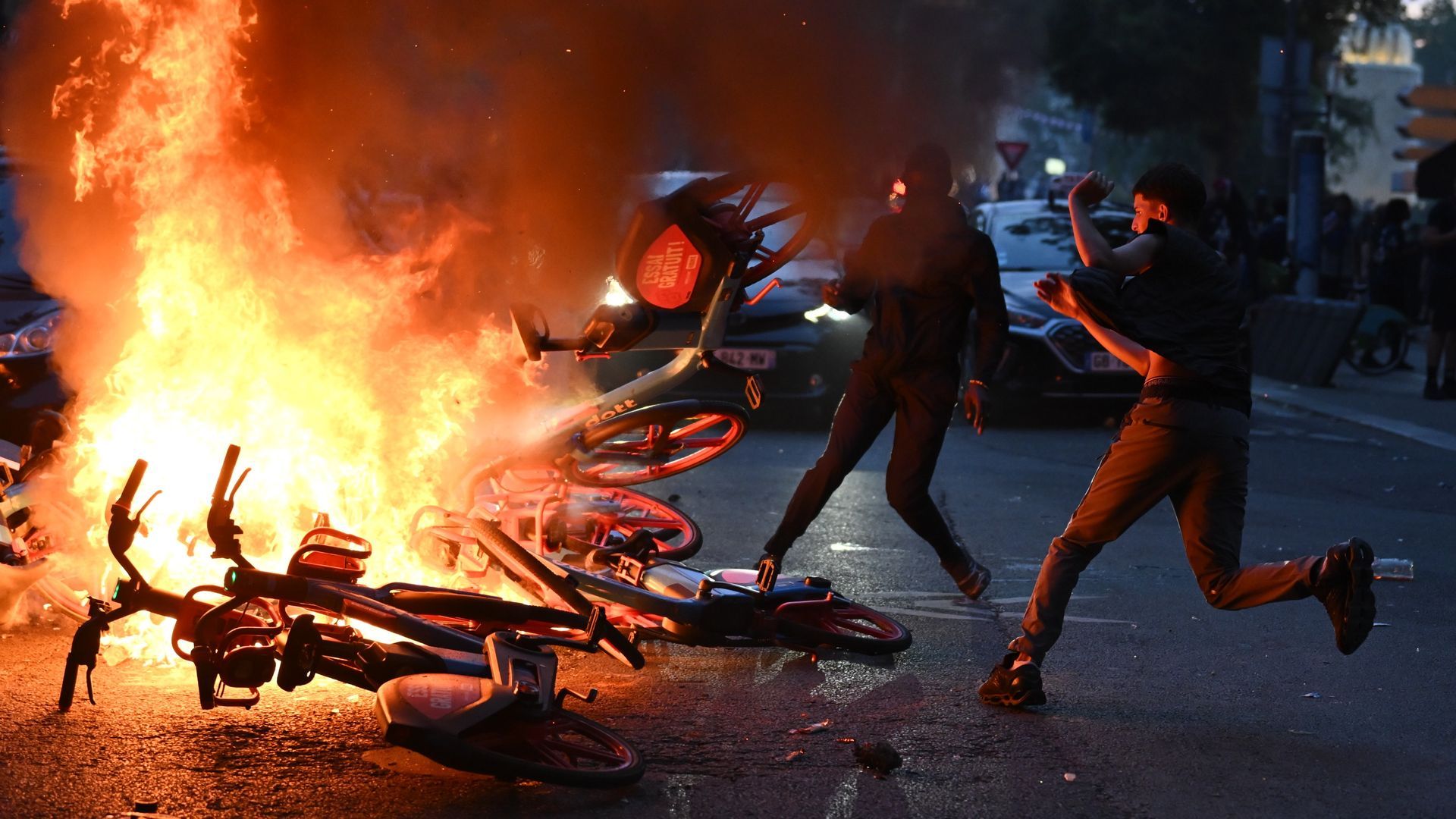 Casi 900 detenidos en los disturbios en Francia tras el triunfo del PSG en la Liga de Campeones Casi 900 detenidos en los disturbios en Francia tras el triunfo del PSG en la Liga de Campeones