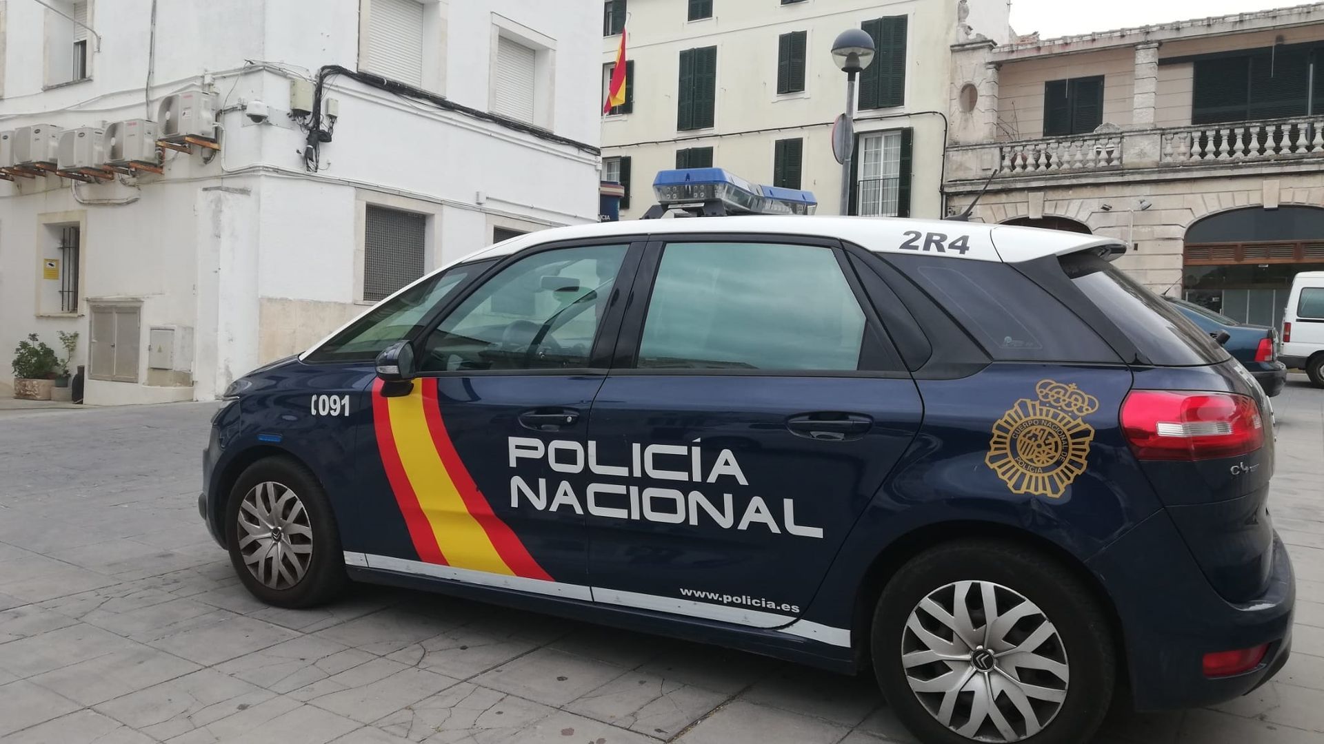 Detienen a un hombre tras introducir el cañón de un arma de fuego en la boca de otro y amenazar a sus vecinos en Mahón, Menorca Detienen a un hombre tras introducir el cañón de un arma de fuego en la boca de otro y amenazar a sus vecinos en Mahón, Menorca